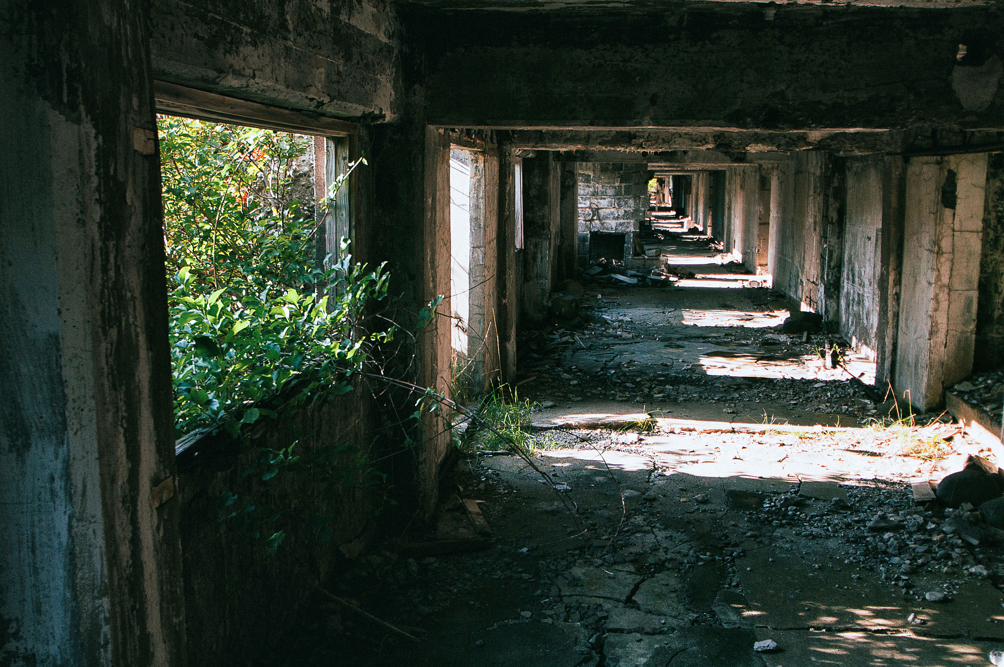 Pentax K-7 + Tamron SP AF 10-24mm F3.5-4.5 Di II LD Aspherical (IF) sample photo. Abandoned hallway photography