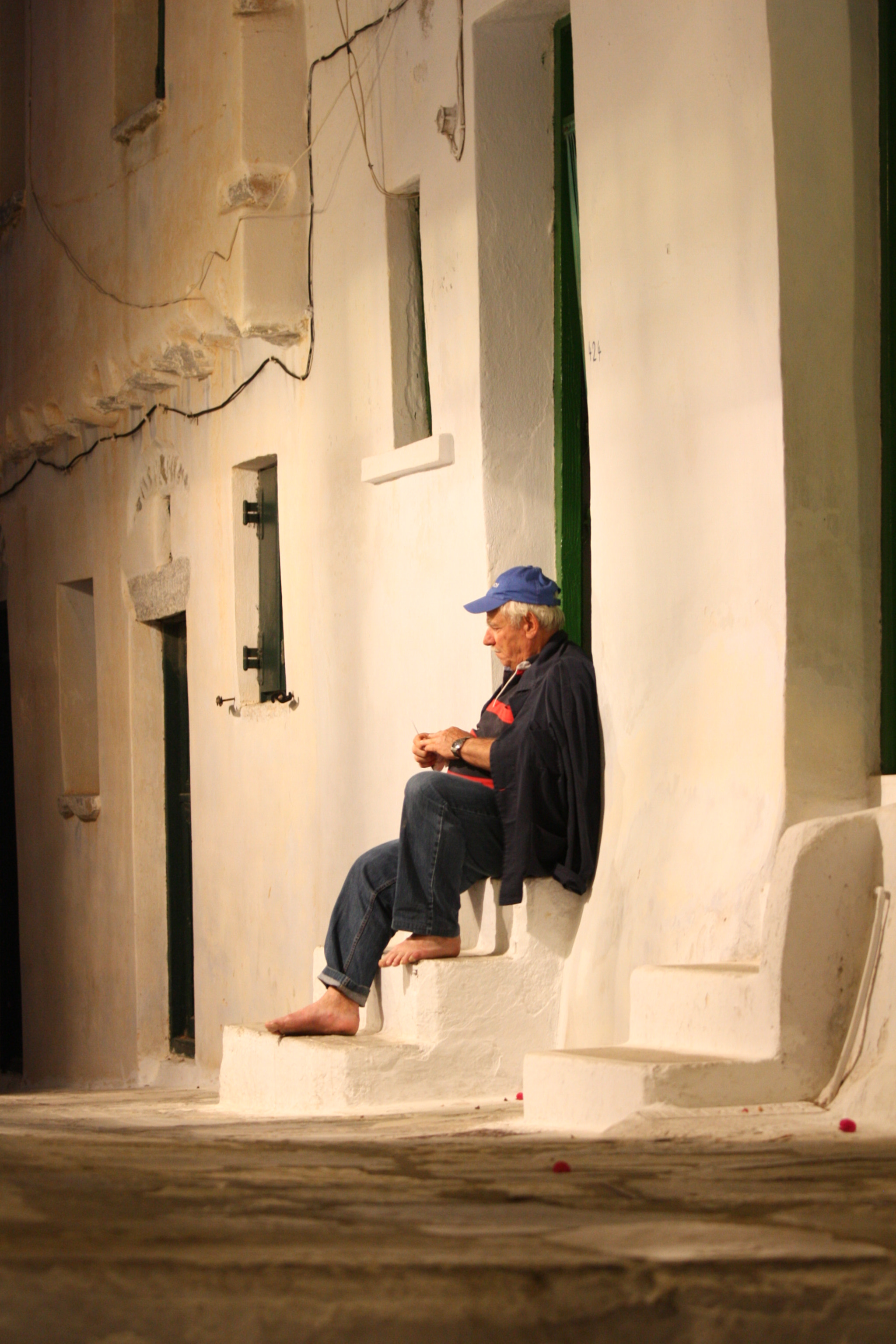 Canon EOS 450D (EOS Rebel XSi / EOS Kiss X2) + Canon EF 70-200mm F4L IS USM sample photo. Amorgos streets photography