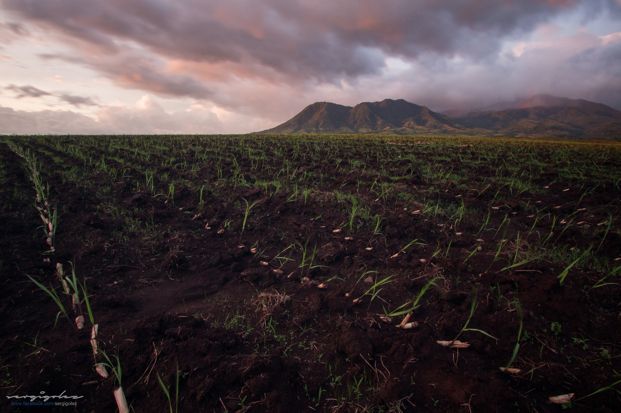Canon EF-S 10-22mm F3.5-4.5 USM sample photo. Mt. canlandog photography