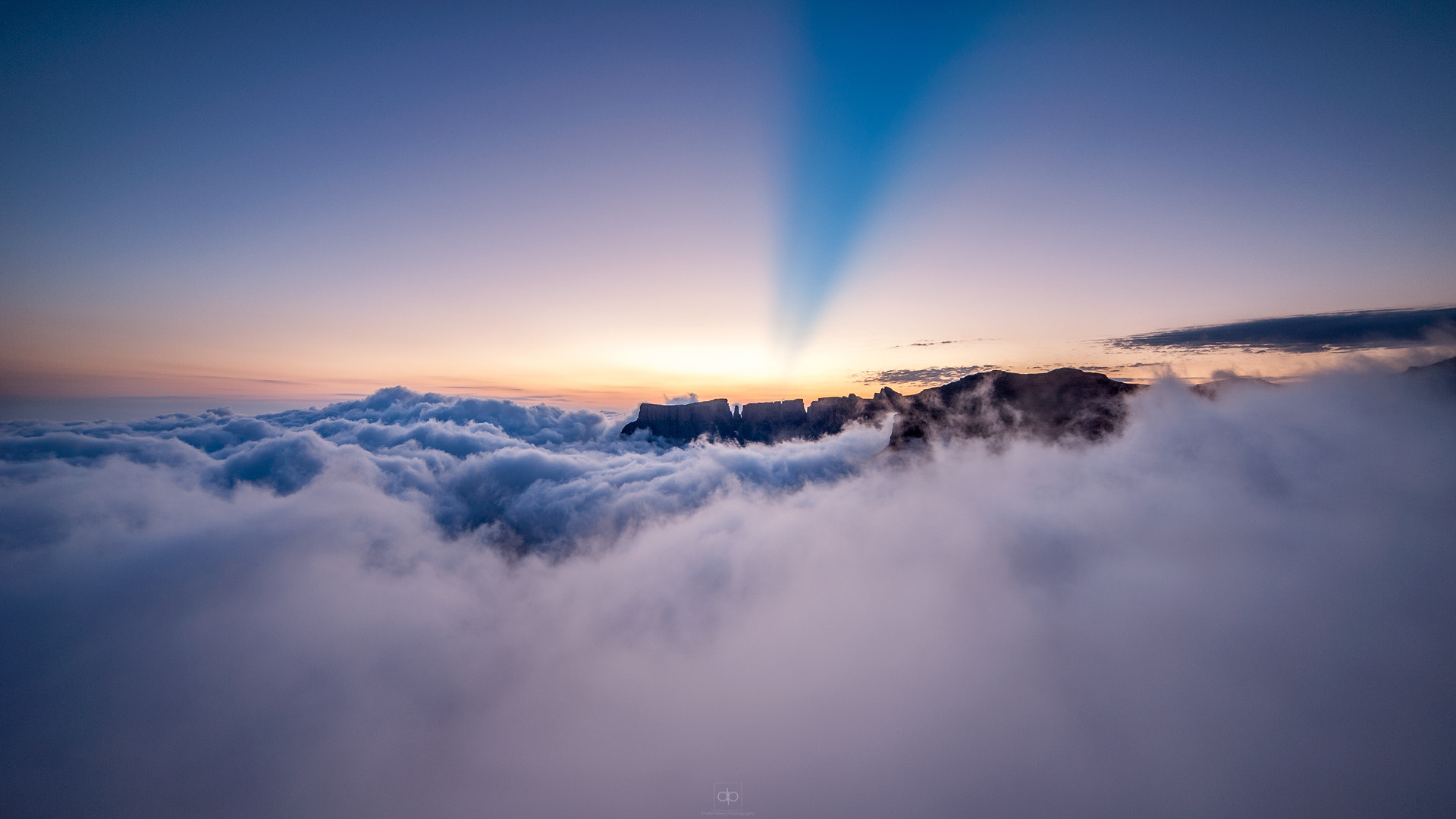 Samyang 14mm F2.8 ED AS IF UMC sample photo. Anticrepuscular rays photography