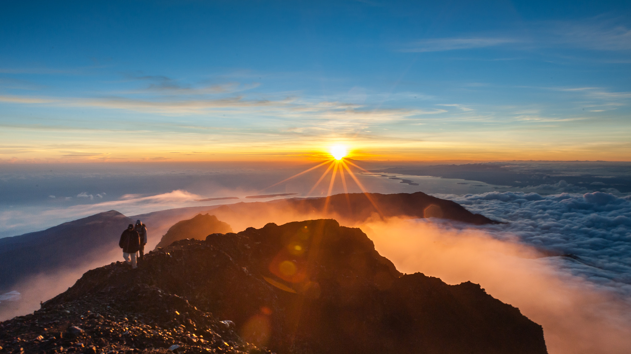 Nikon D700 + Nikon AF Nikkor 20mm F2.8D sample photo. Sunrise on top of mt rinjani photography