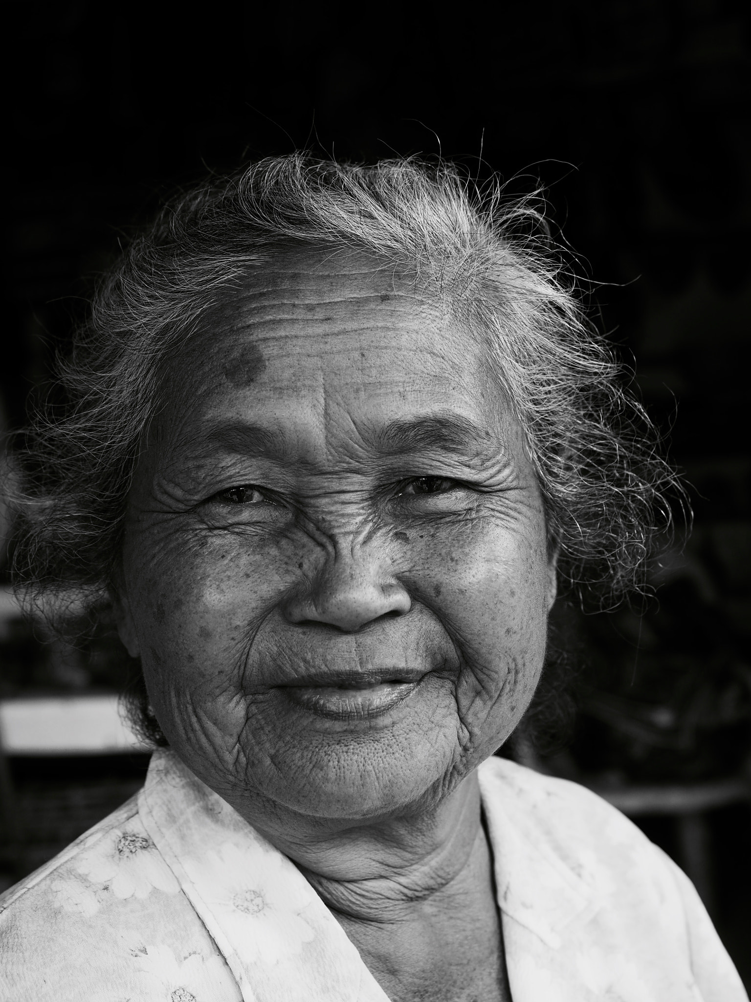 Olympus M.Zuiko Digital ED 12-40mm F2.8 Pro sample photo. Yogyakarta old lady photography