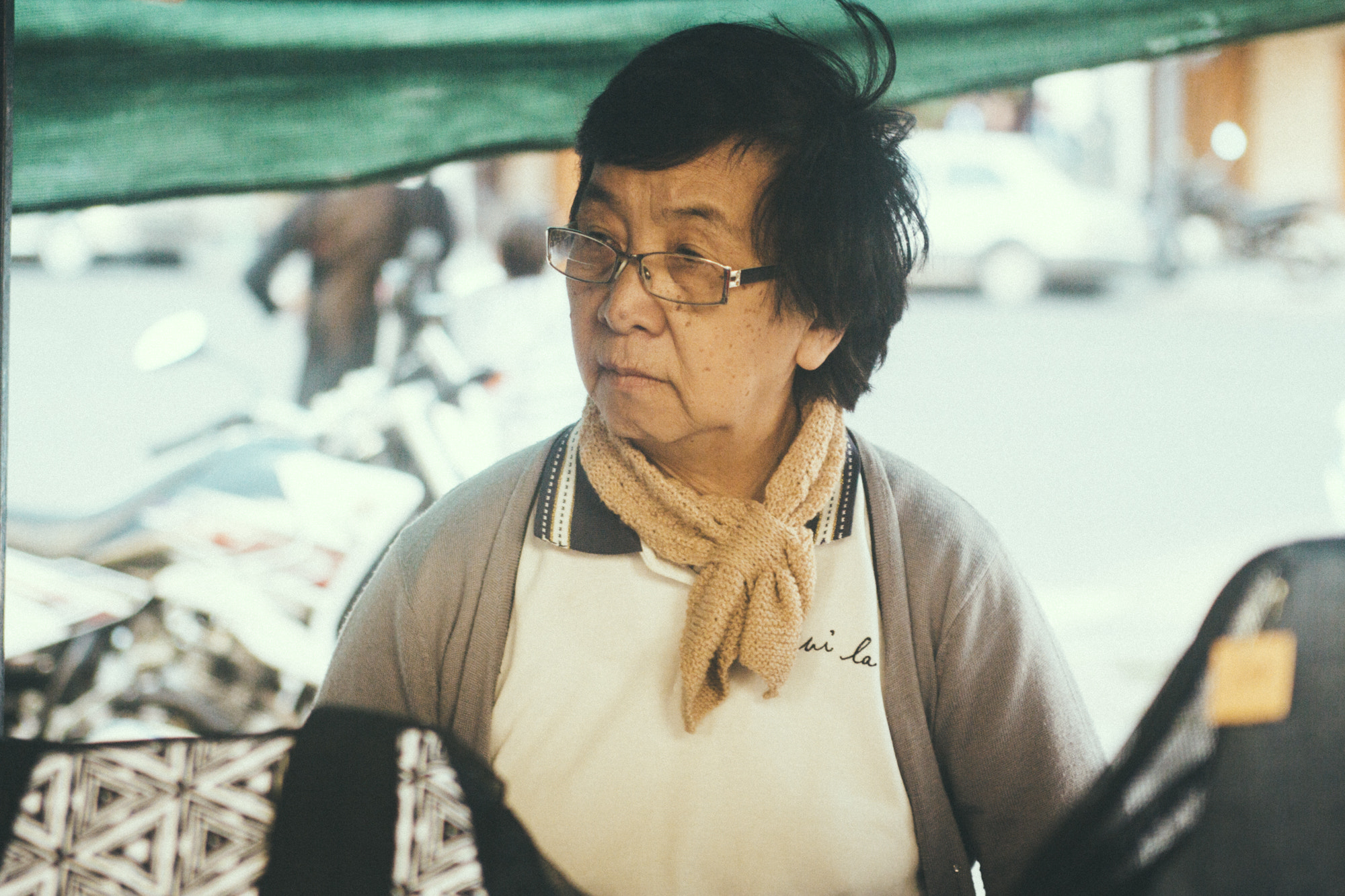 EF28-70mm f/2.8L USM sample photo. Fatigued street fair seller photography