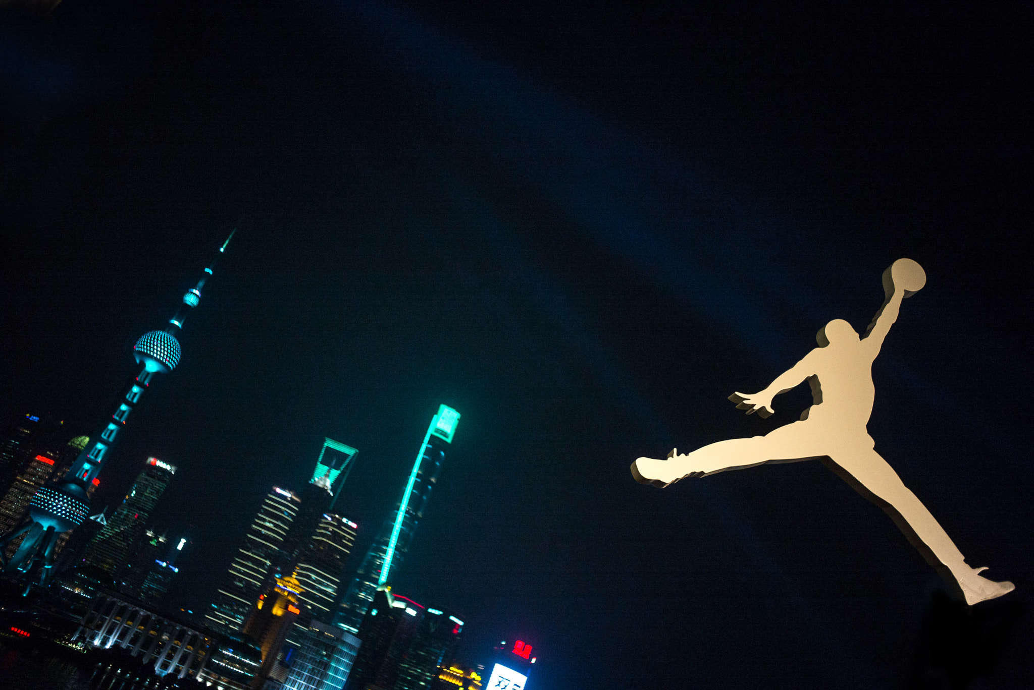 Summicron-M 1:2/90 Leitz sample photo. Jumpman in shanghai.jpeg photography