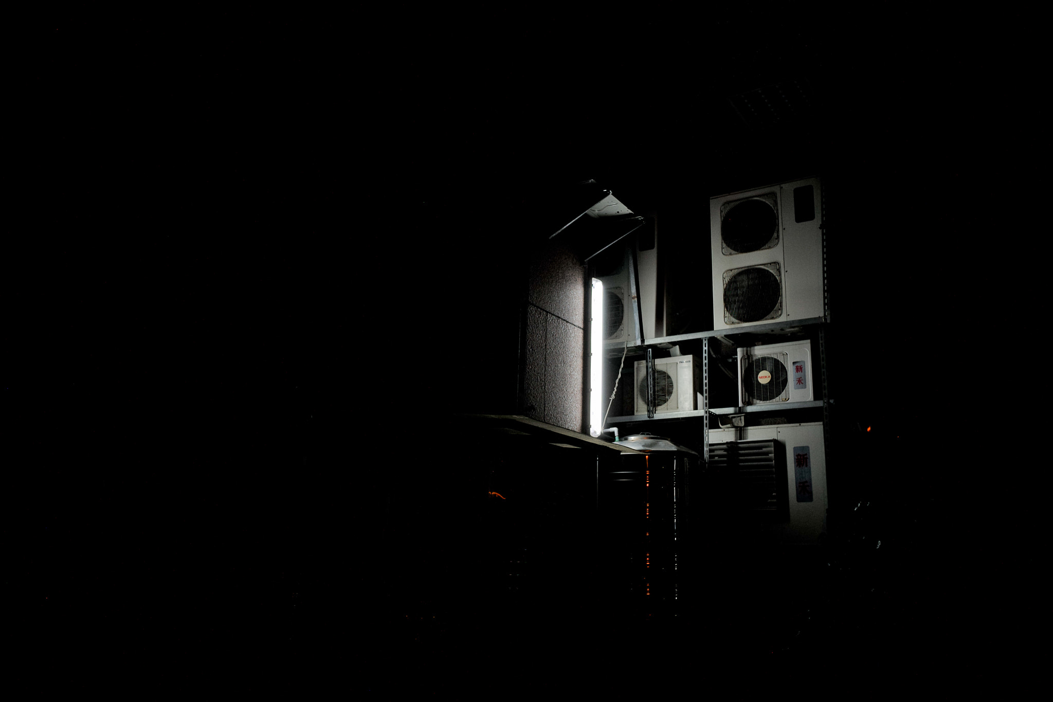 Leica Elmarit-M 28mm F2.8 ASPH sample photo. Night light.jpeg photography