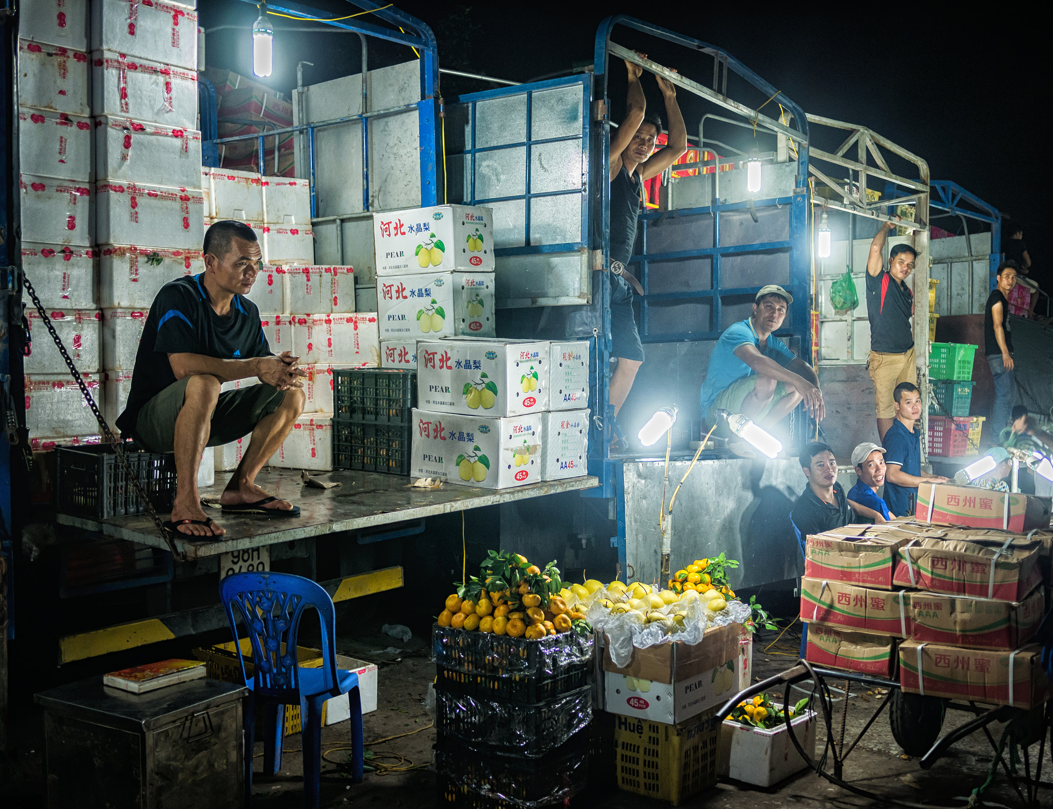 Panasonic Lumix DMC-G7 + Panasonic Lumix G 20mm F1.7 ASPH sample photo. Long bien market photography