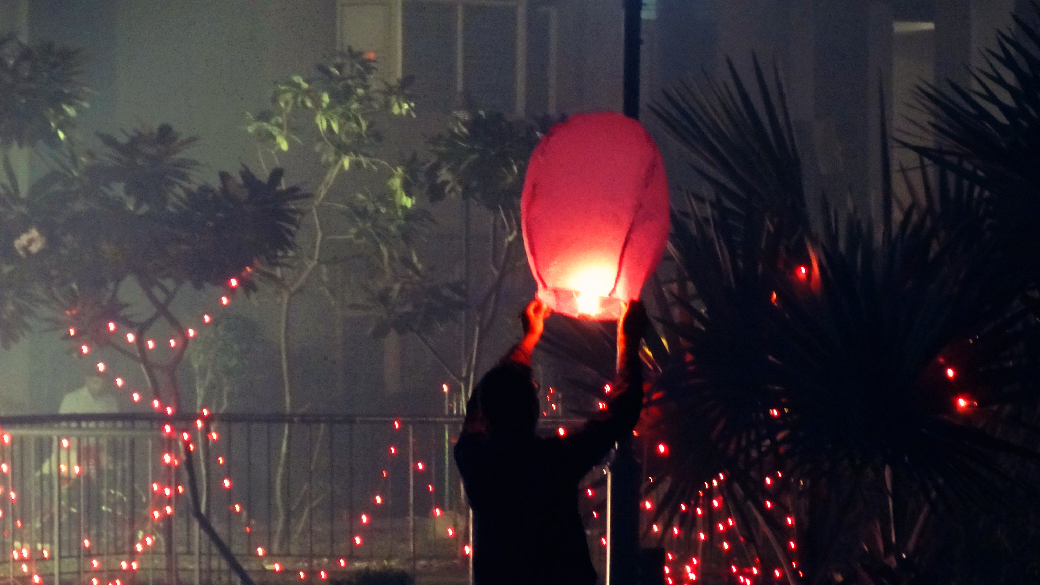 Sony Cyber-shot DSC-HX7V sample photo. Lantern photography