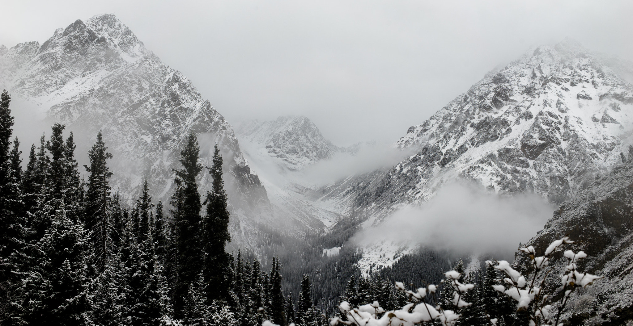 Sony a7 II + E 35mm F2 sample photo. Mountains in the mist photography