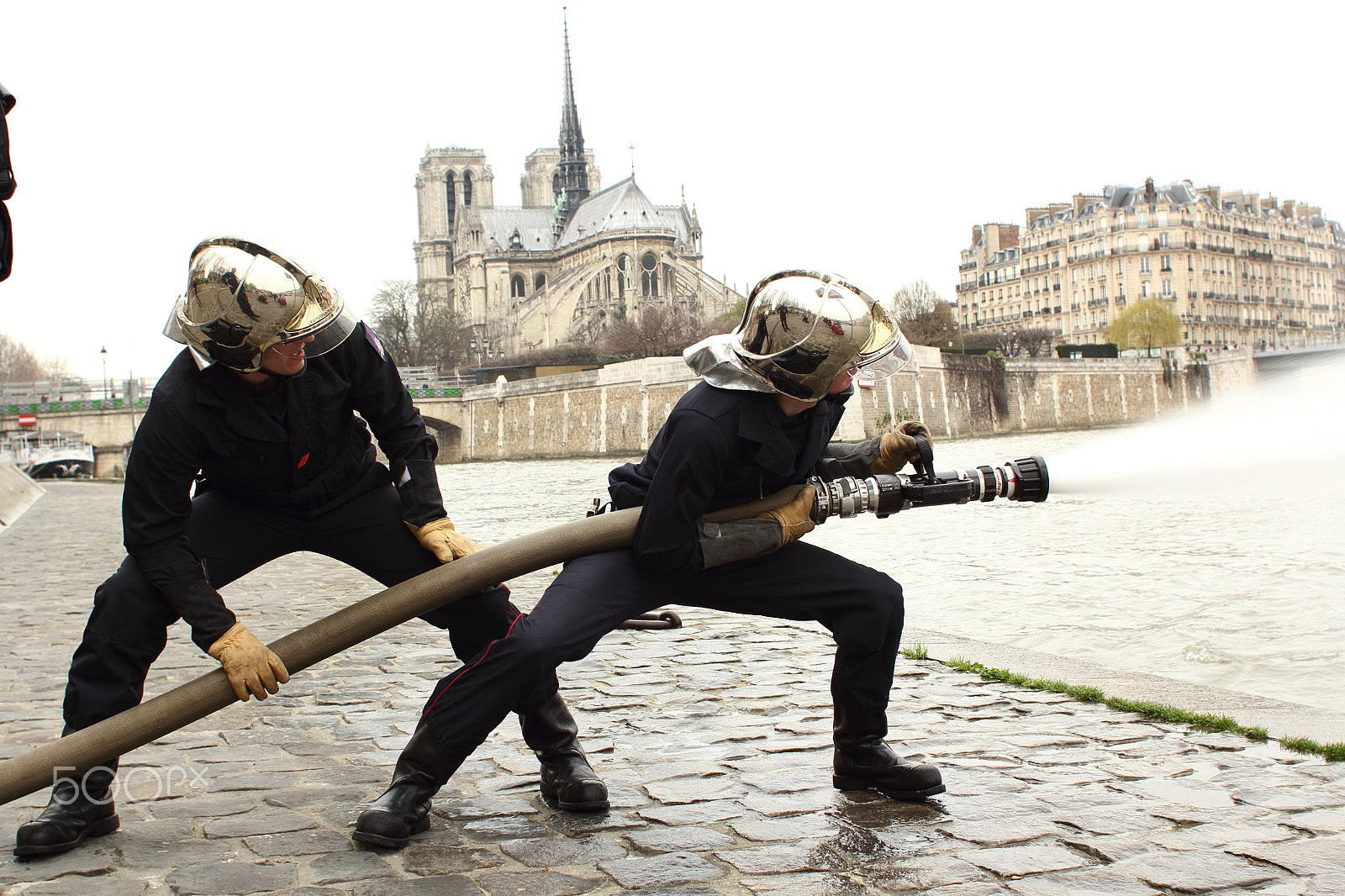 Canon EOS 550D (EOS Rebel T2i / EOS Kiss X4) + Canon EF 28mm F1.8 USM sample photo. Paris firemen training photography