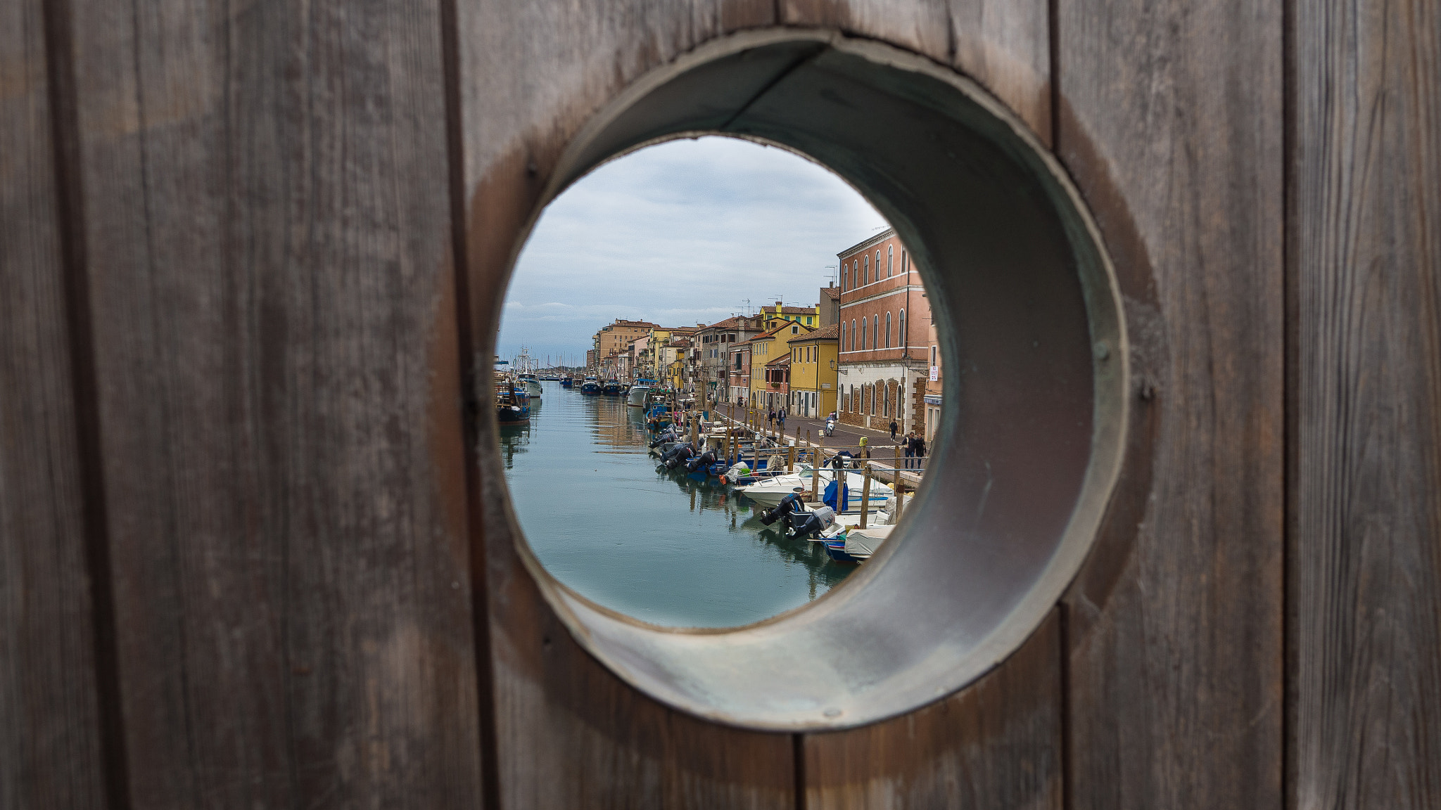 Olympus OM-D E-M10 + OLYMPUS M.12mm F2.0 sample photo. The canal through the keyhole photography