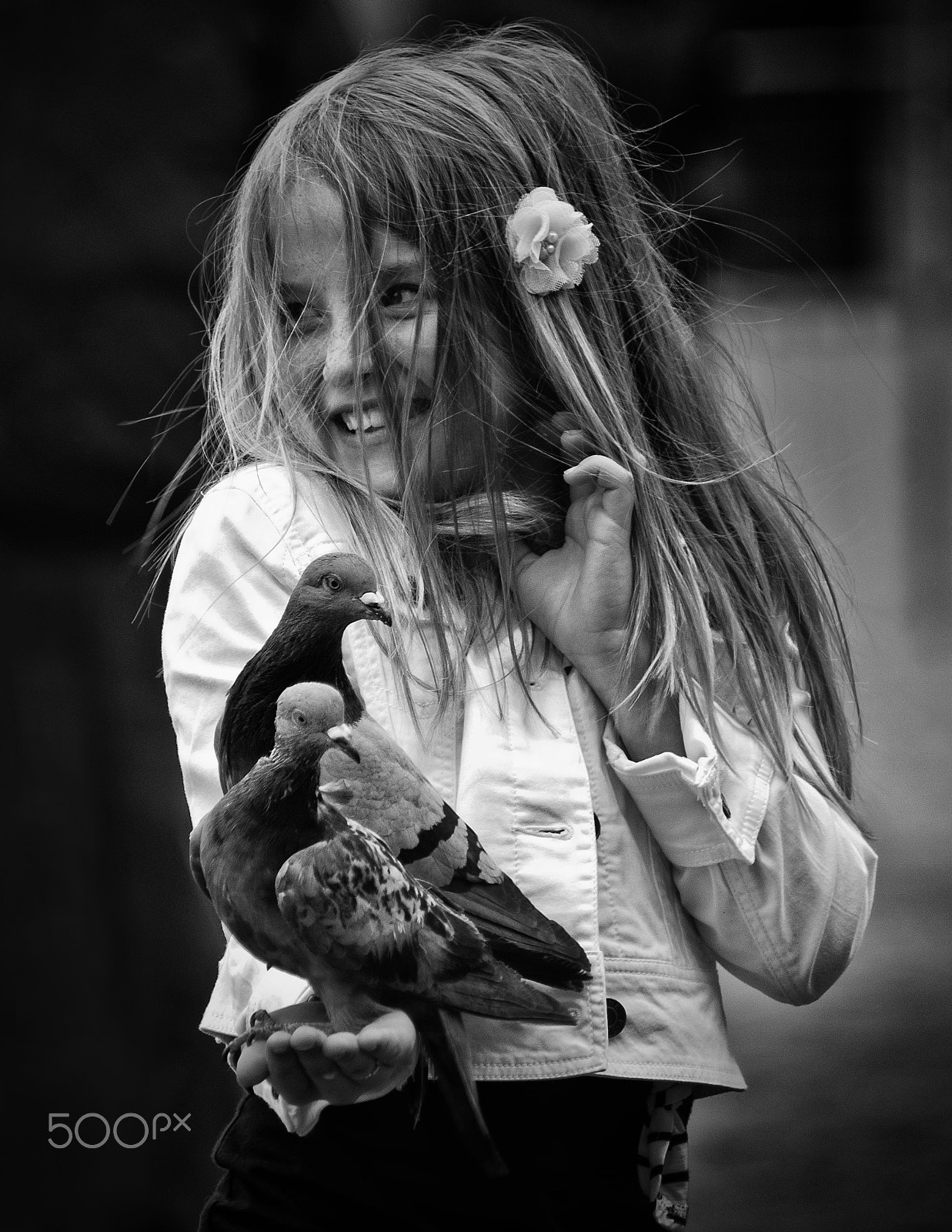 Sony 75-300mm F4.5-5.6 sample photo. Pigions in her hand photography
