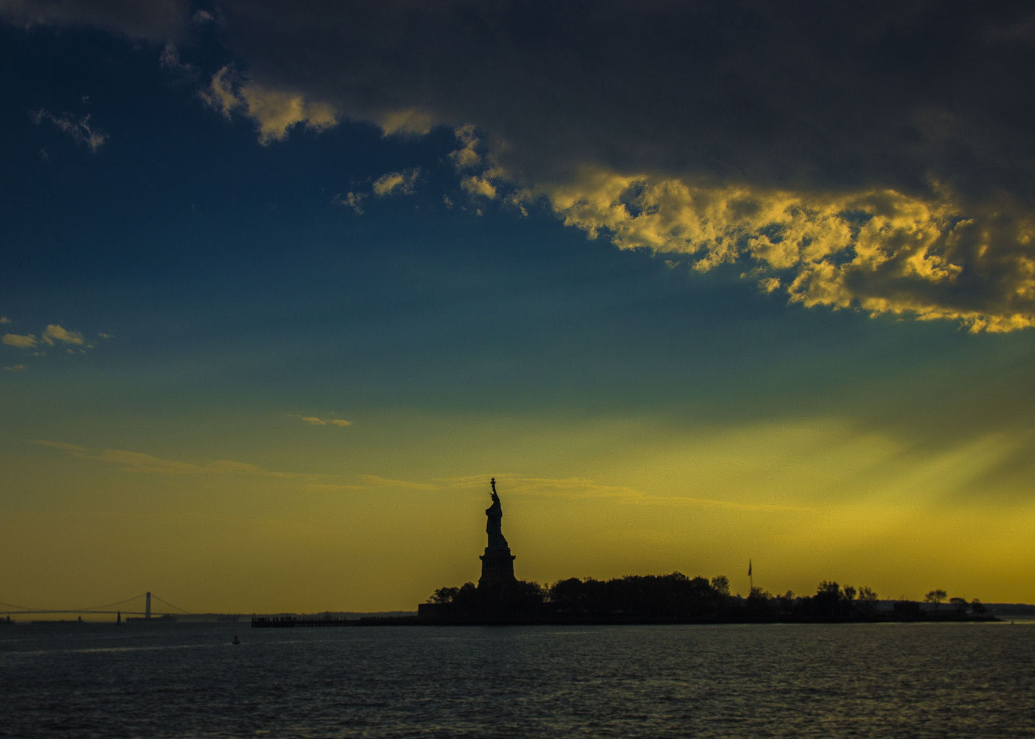 Canon EOS 600D (Rebel EOS T3i / EOS Kiss X5) sample photo. Statue of liberty at sunset - new york, ny photography