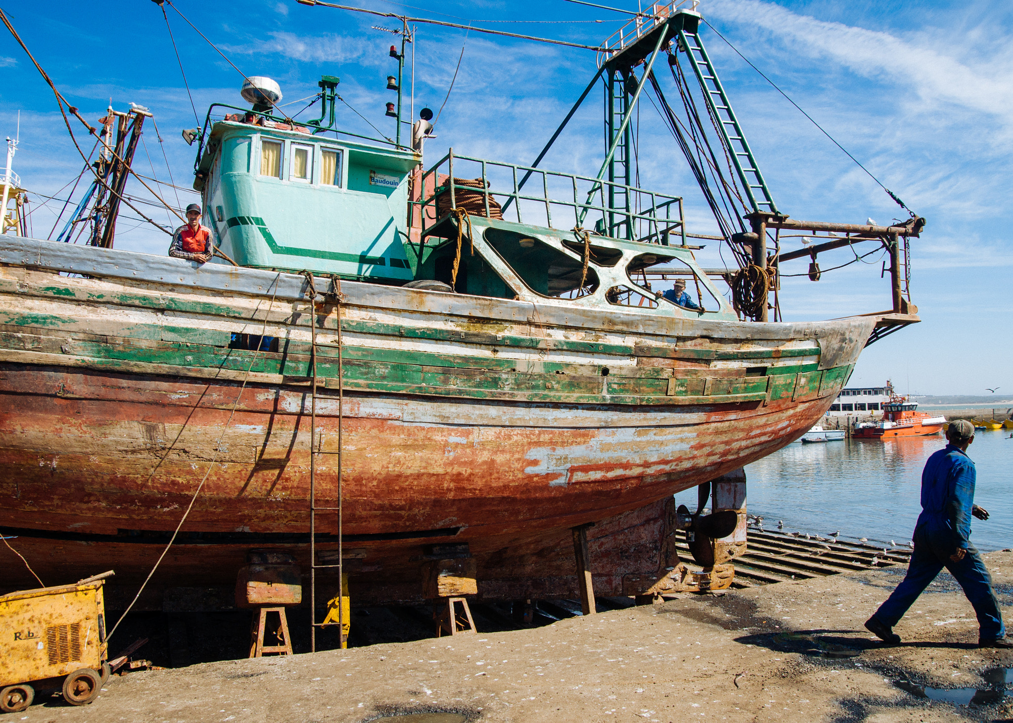 Sony Alpha DSLR-A700 sample photo. Essaouira boat workers photography