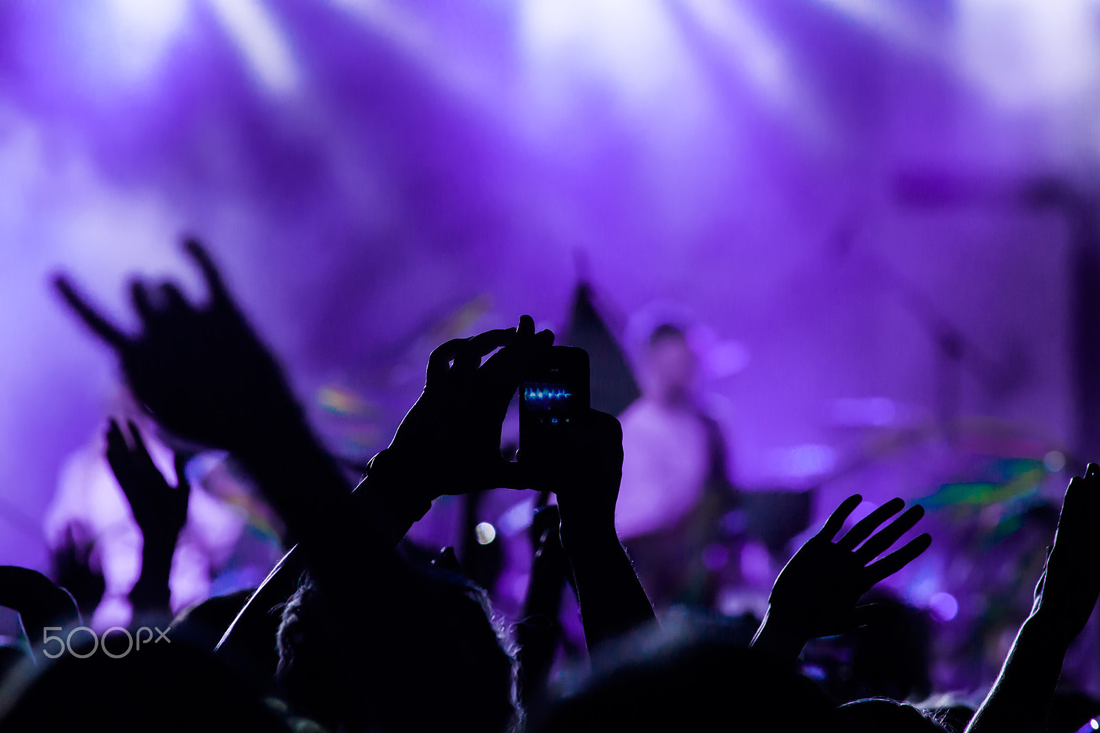 Sony Alpha DSLR-A700 + Minolta/Sony AF 70-200mm F2.8 G sample photo. Concert crowd photography