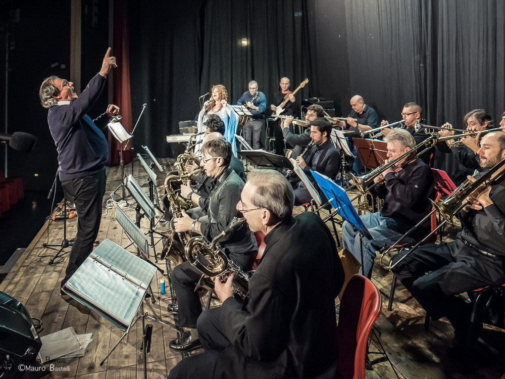 Samsung NX 16-50mm F2.0-2.8 S ED OIS sample photo. Born to swing jazz orchestra photography