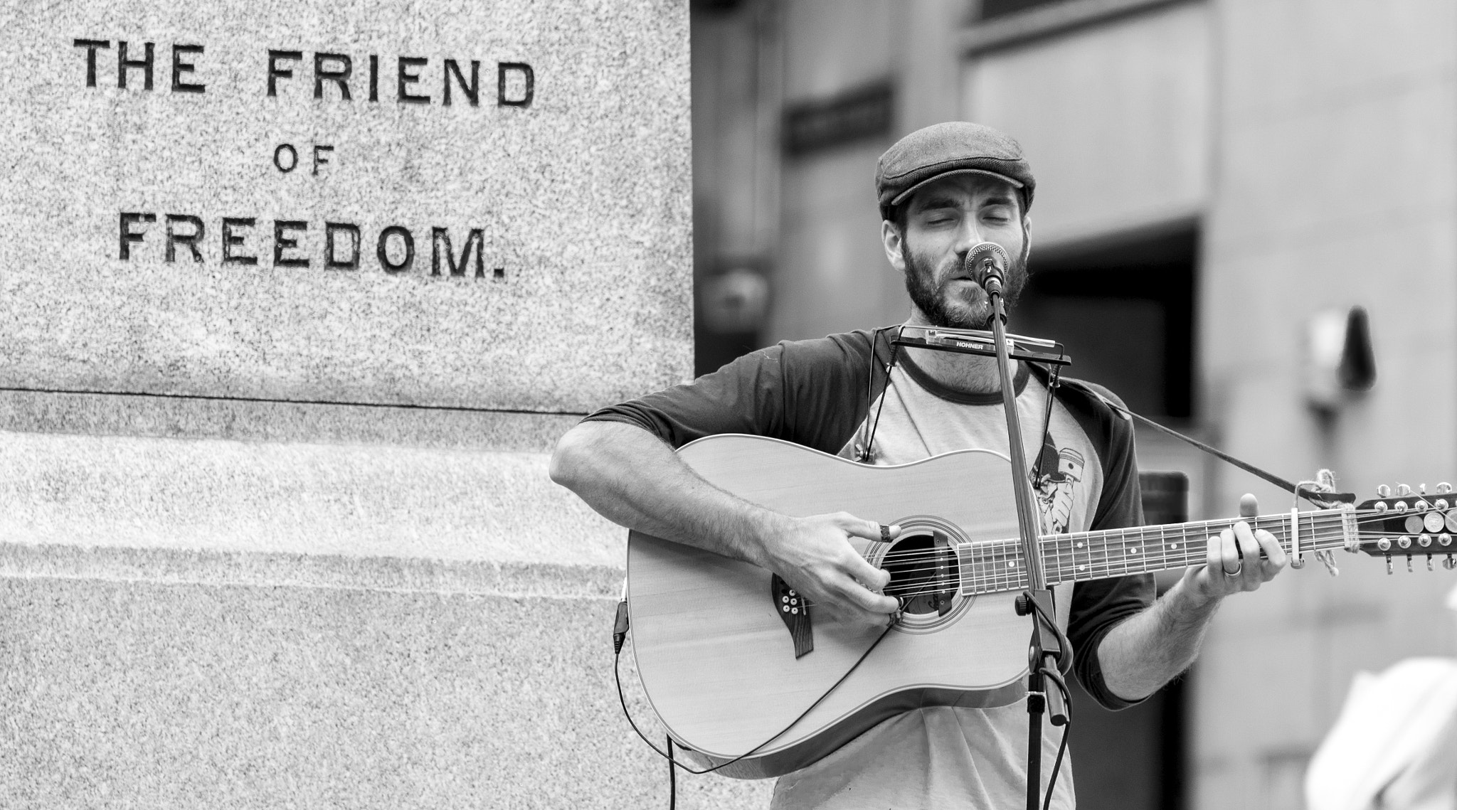 Sony a7 II + Sony 70-300mm F4.5-5.6 G SSM sample photo. Cardiff busker photography