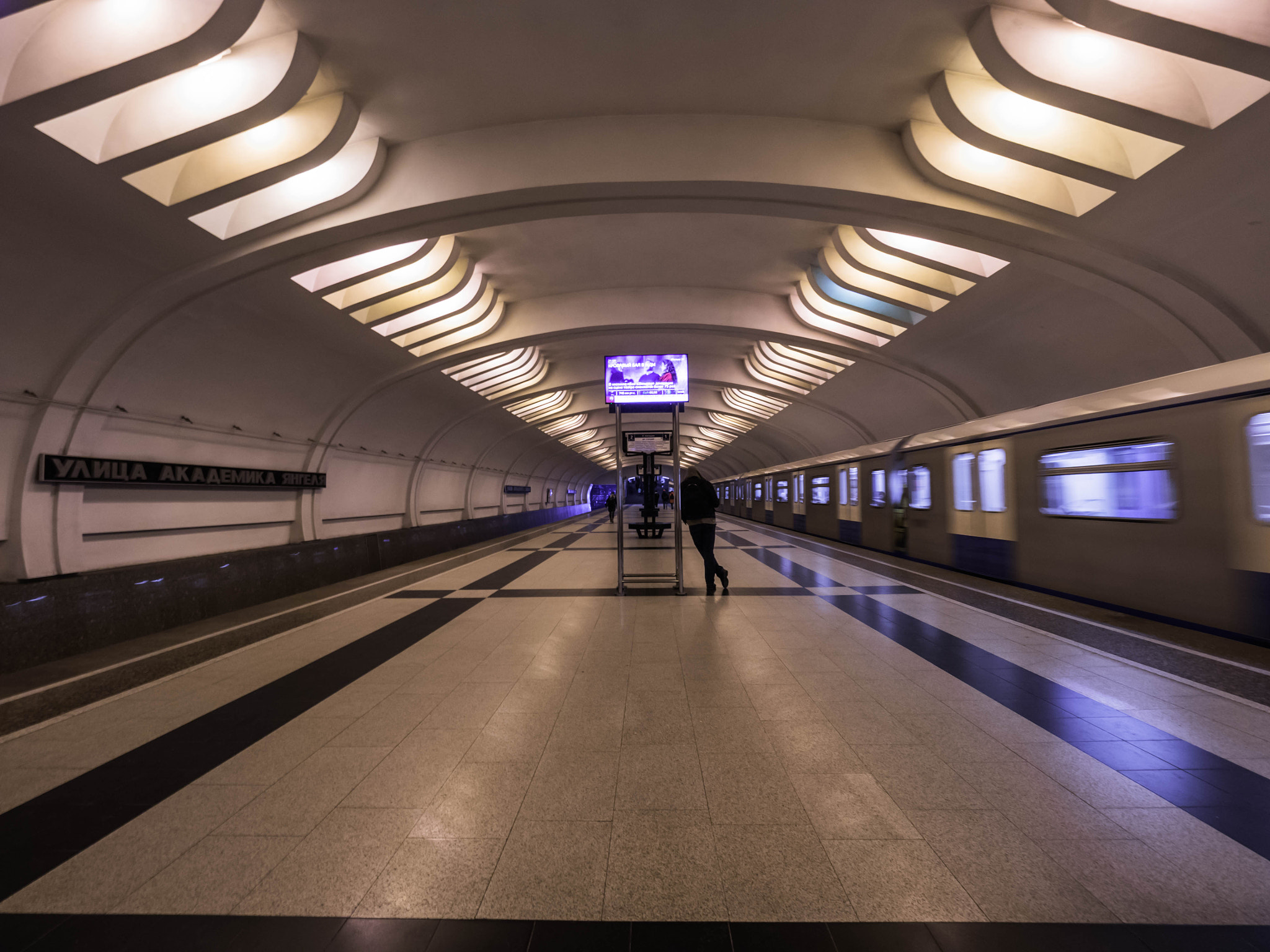 Panasonic Lumix DMC-GH4 + Olympus M.Zuiko Digital ED 7-14mm F2.8 PRO sample photo. Ulitsa akademika yangelya (moscow metro) photography