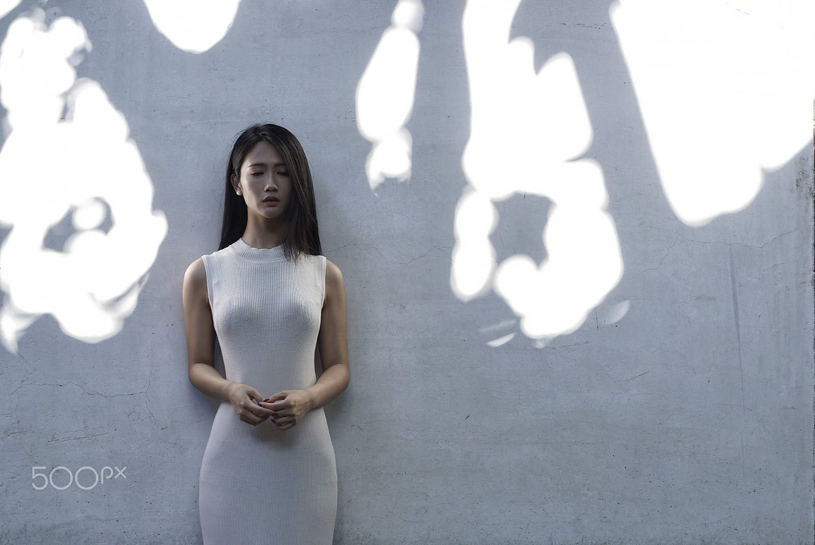 Sony Planar T* 50mm F1.4 ZA SSM sample photo. 木の影 girl @ shade photography