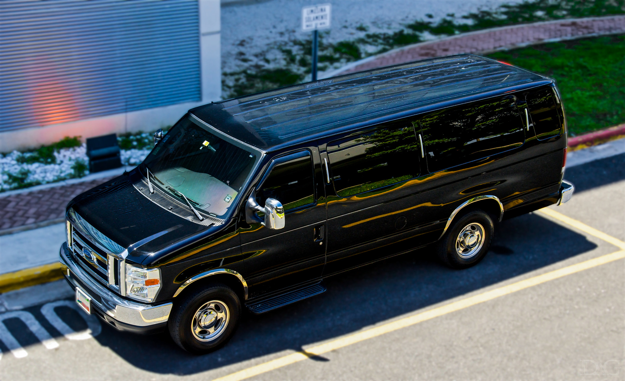 Sony SLT-A77 + Tamron AF 28-105mm F4-5.6 [IF] sample photo. Black van photography