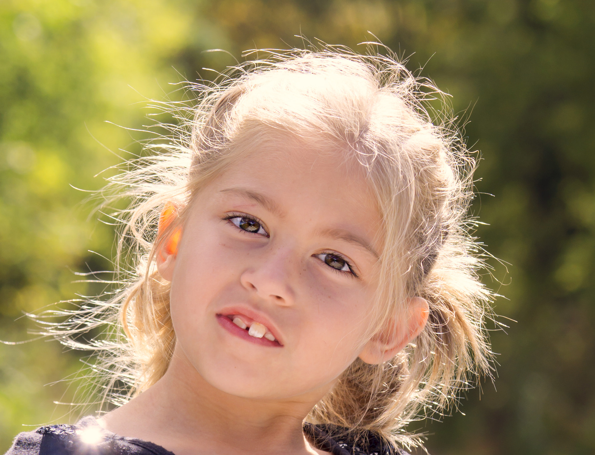 Sony a6000 + Sony FE 90mm F2.8 Macro G OSS sample photo. Girl with sunny backlight photography