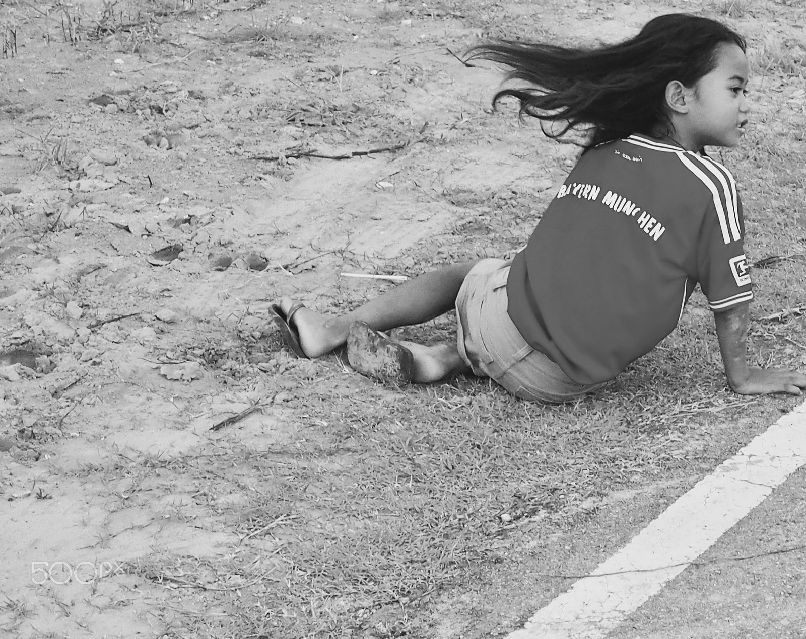 Olympus OM-D E-M5 + Panasonic Lumix G 20mm F1.7 ASPH sample photo. Girl playing by road photography