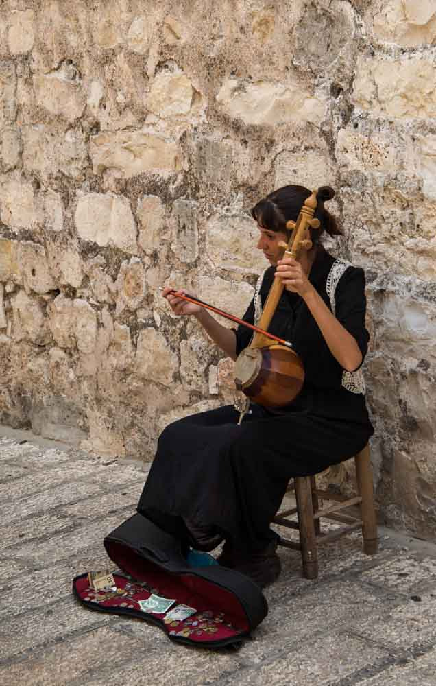 Nikon AF Nikkor 24-85mm F2.8-4D IF sample photo. Masterful musician photography