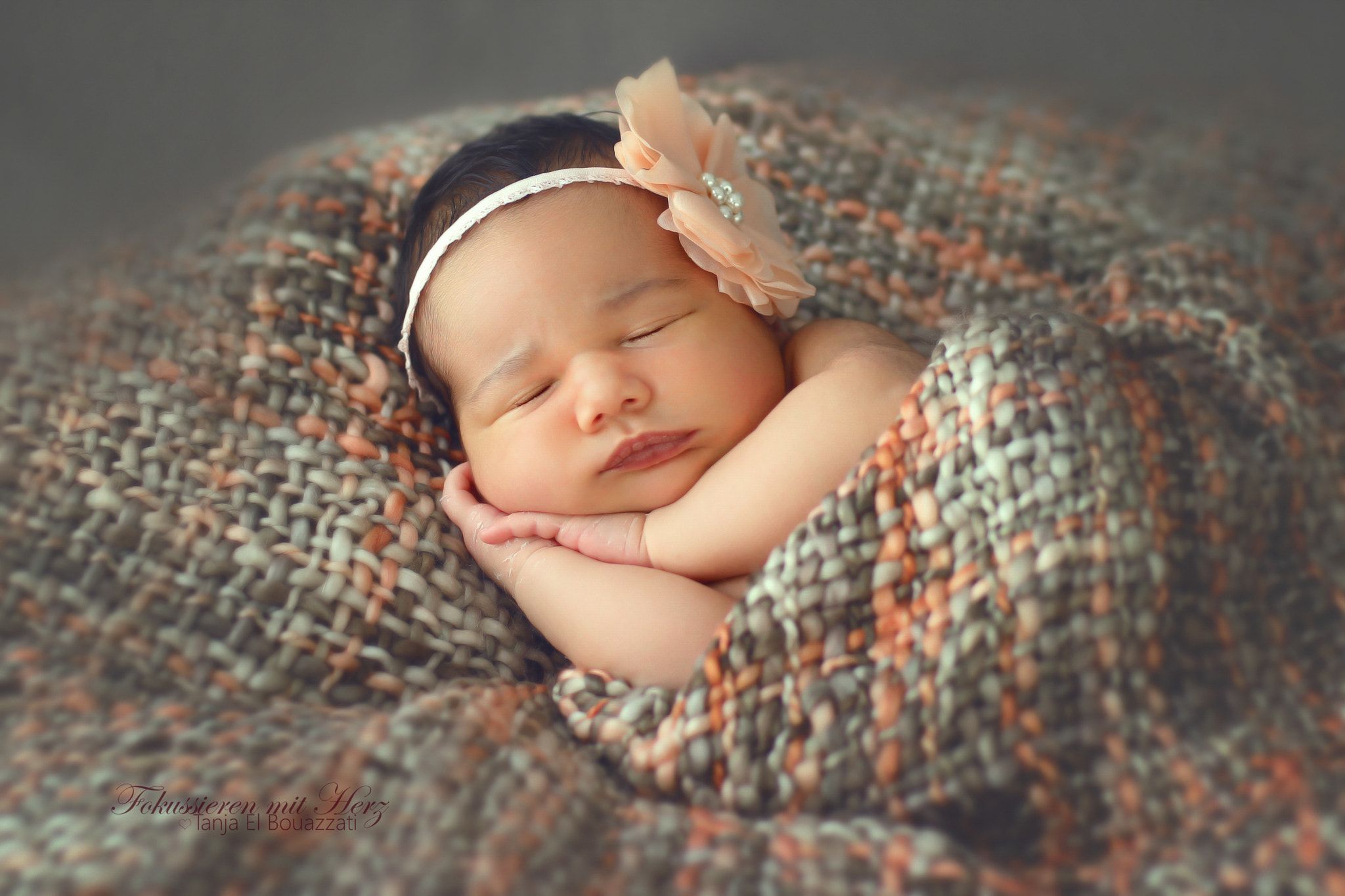 Canon EOS 600D (Rebel EOS T3i / EOS Kiss X5) + Sigma 35mm F1.4 DG HSM Art sample photo. Baby girl photography