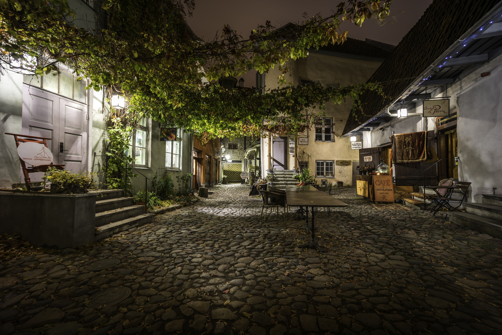 Sony a7R + Sony E 10-18mm F4 OSS sample photo. Masters courtyard photography