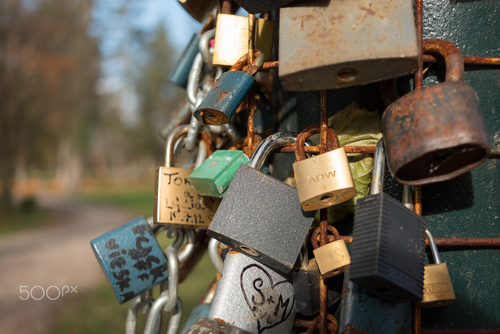 Fujifilm X-E2S + Fujifilm XF 27mm F2.8 sample photo. Locks of love photography