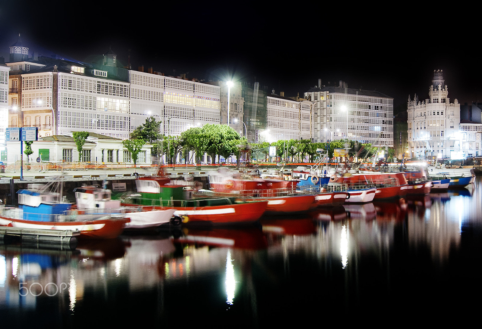 Sony Alpha DSLR-A230 + Sony DT 18-55mm F3.5-5.6 SAM sample photo. Coruña at night photography