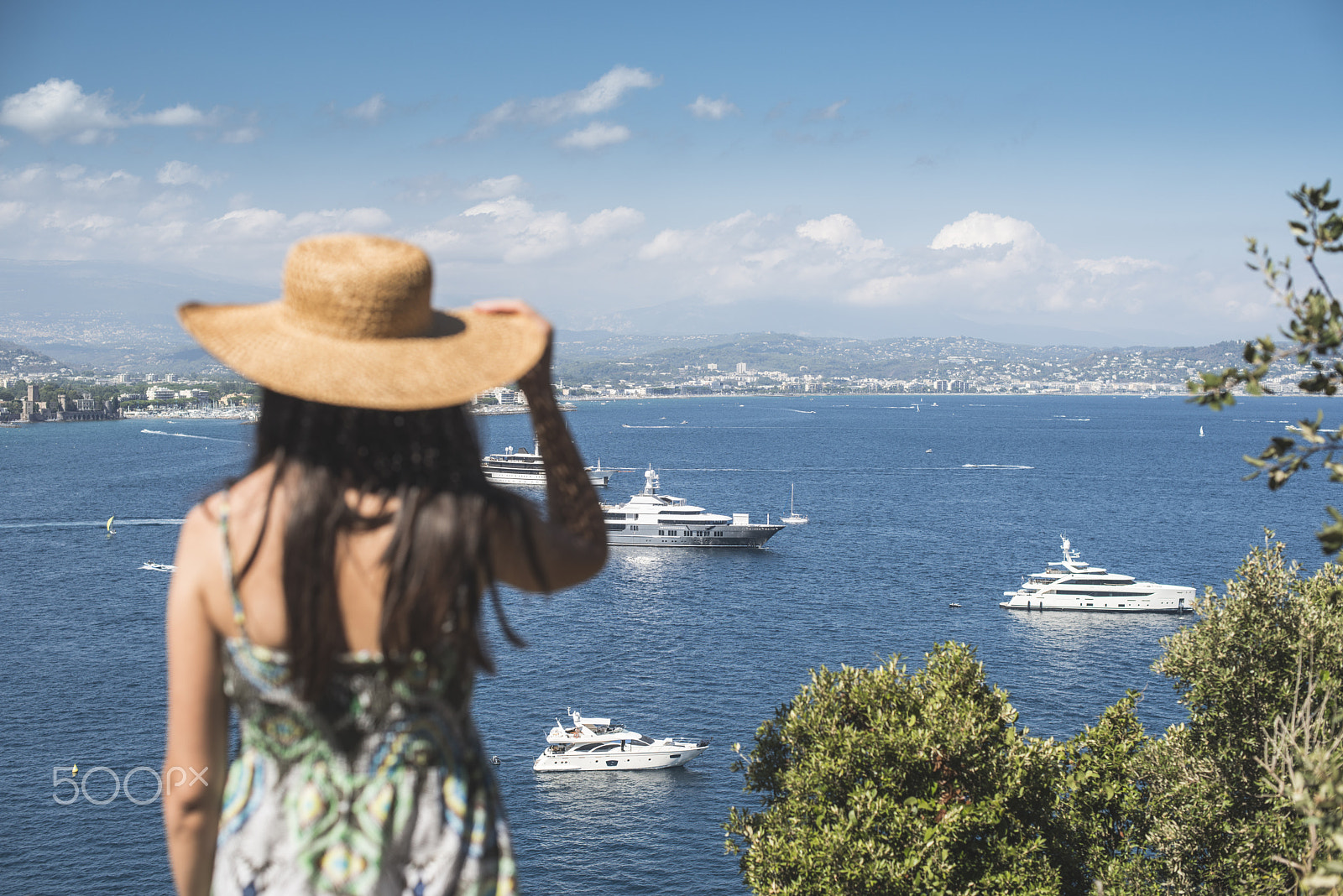 Nikon D800E + Nikon AF-S Nikkor 50mm F1.4G sample photo. Woman with summer hat watching yachts photography