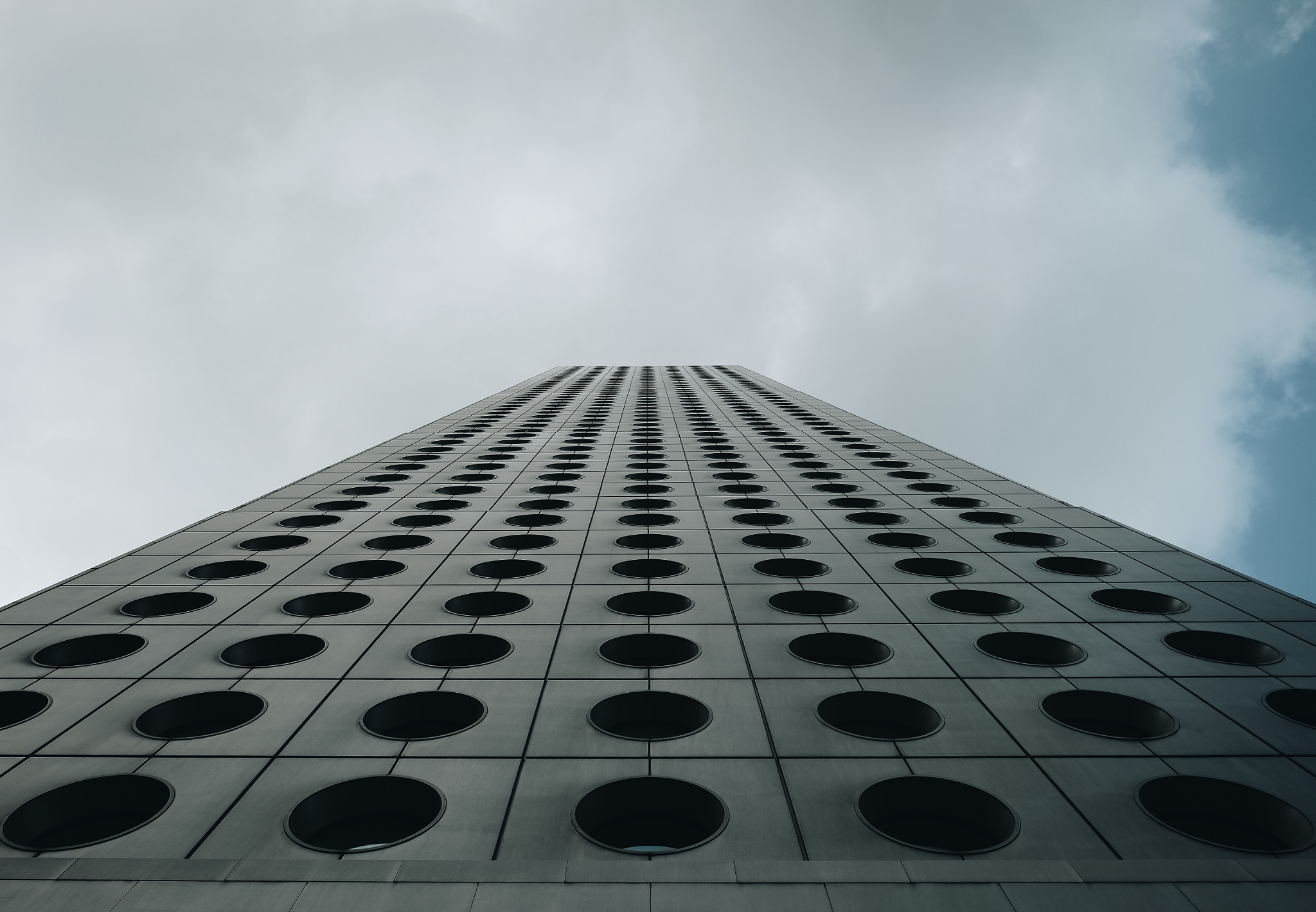 Fujifilm X-T10 + Fujifilm XF 16mm F1.4 R WR sample photo. Skyscraper photography