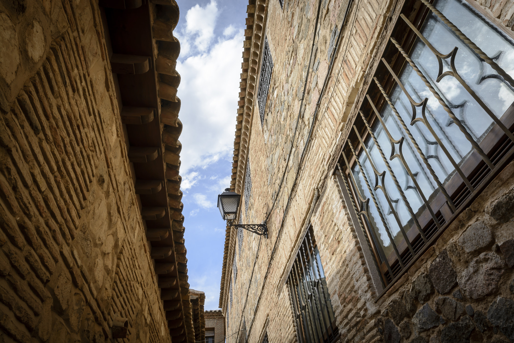Nikon D7100 + Sigma 8-16mm F4.5-5.6 DC HSM sample photo. Alley in toledo photography