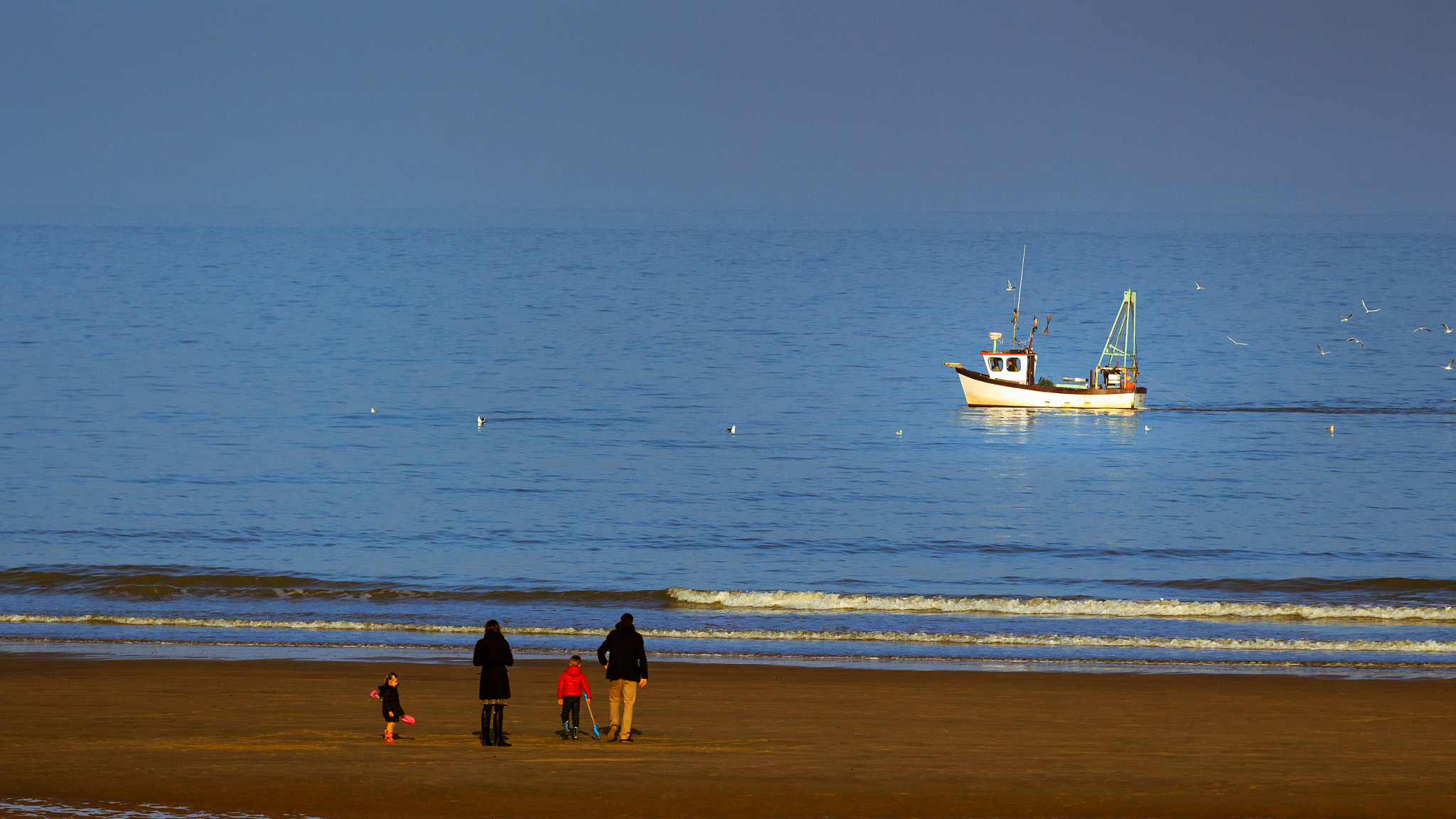 Canon EOS 700D (EOS Rebel T5i / EOS Kiss X7i) + Canon EF 70-200mm F2.8L IS II USM sample photo. Fishing boat, ostend (belgium) photography