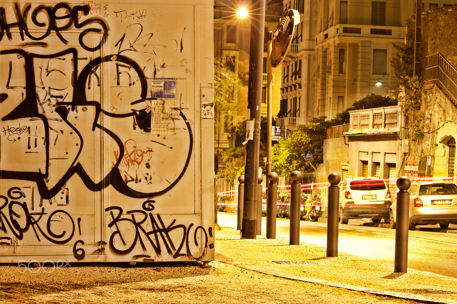 Canon EOS 1200D (EOS Rebel T5 / EOS Kiss X70 / EOS Hi) + Sigma 70-300mm F4-5.6 APO DG Macro sample photo. Graffiti on the street photography