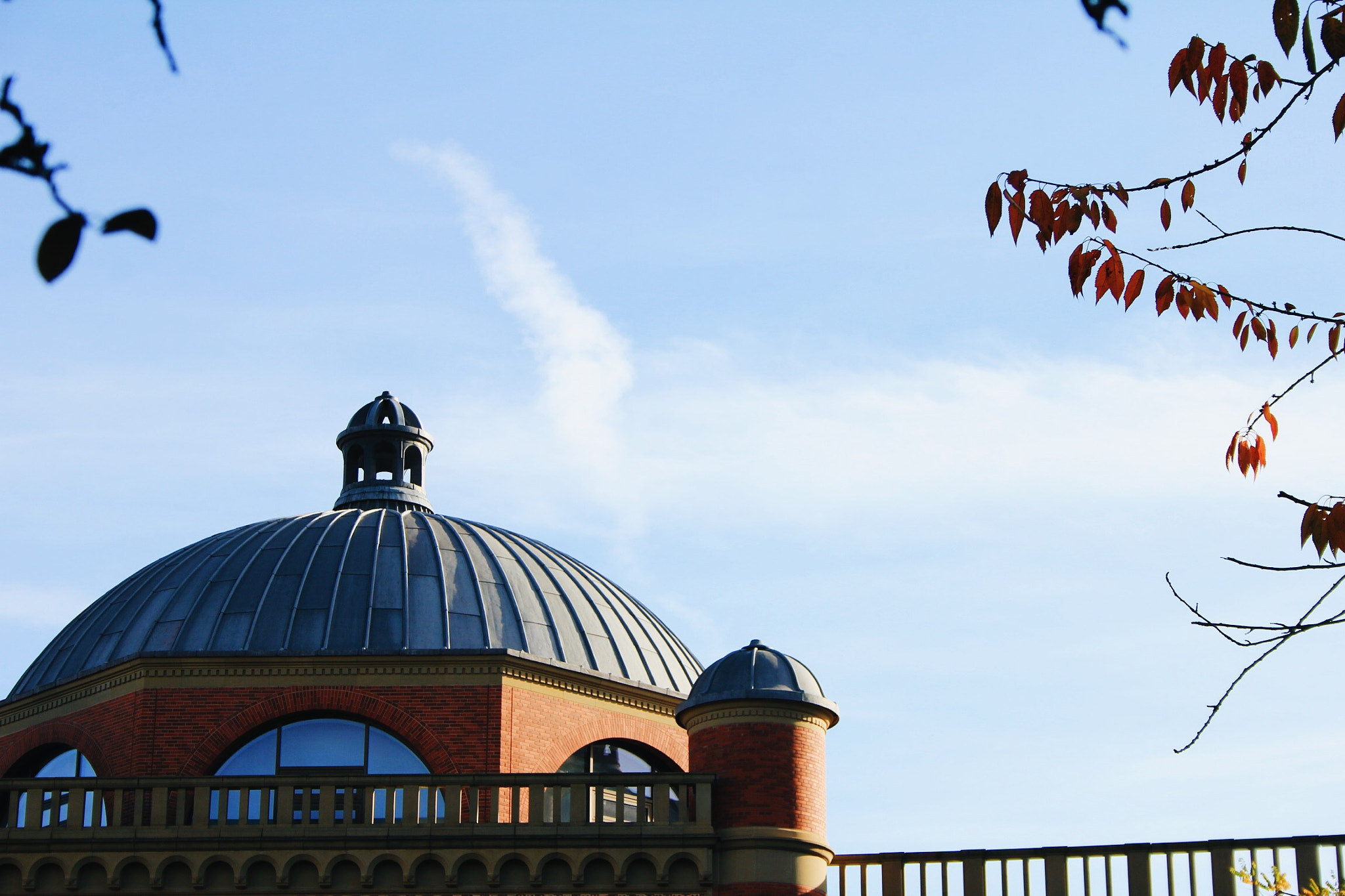 Canon EOS 550D (EOS Rebel T2i / EOS Kiss X4) sample photo. Music building photography