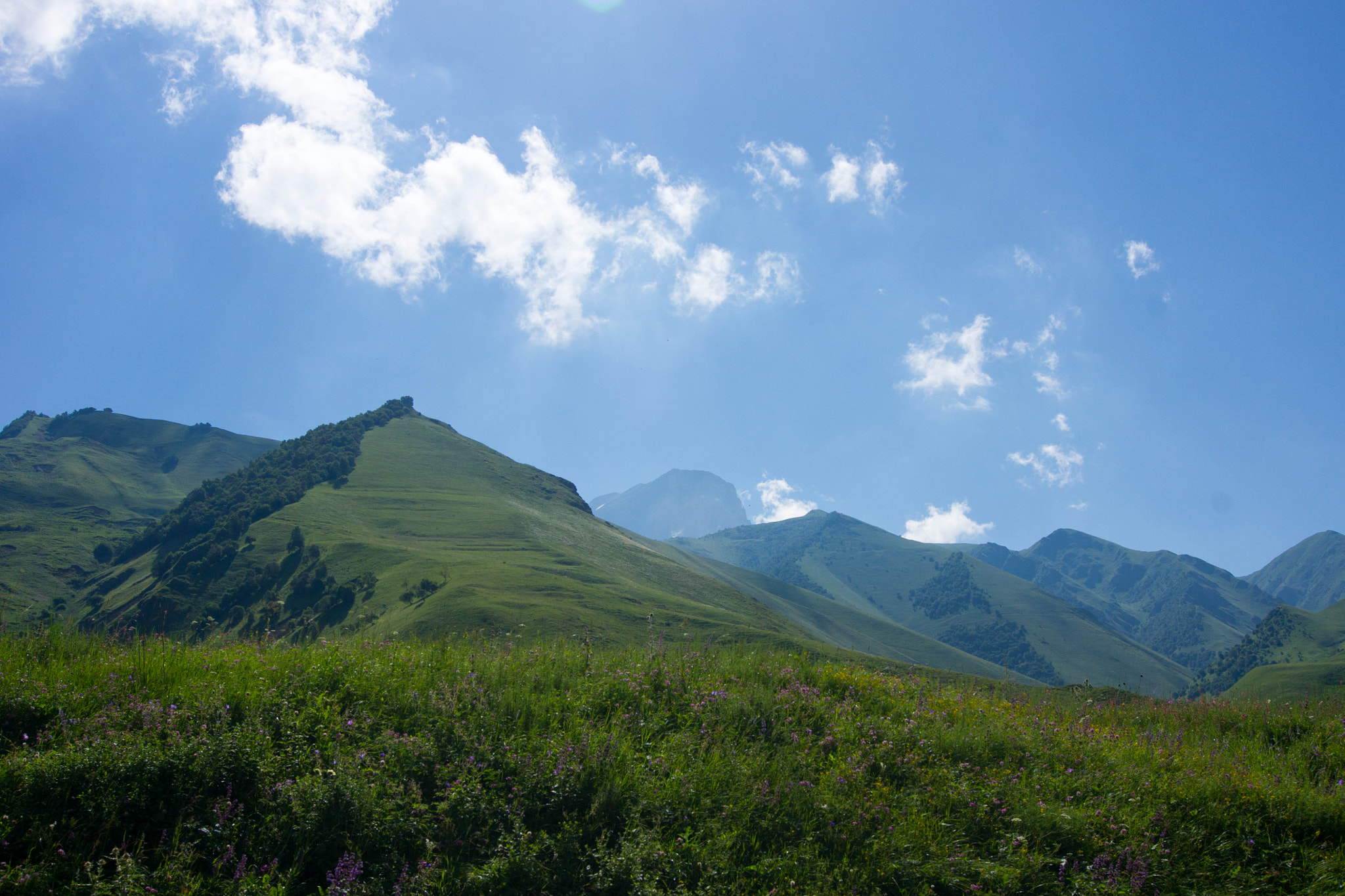 Sony Alpha DSLR-A500 + Sony DT 18-55mm F3.5-5.6 SAM sample photo. Хребты photography