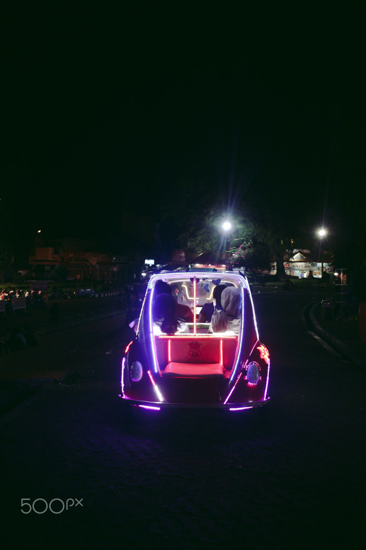 Canon EF-S 24mm F2.8 STM sample photo. Bersinar dalam malam photography