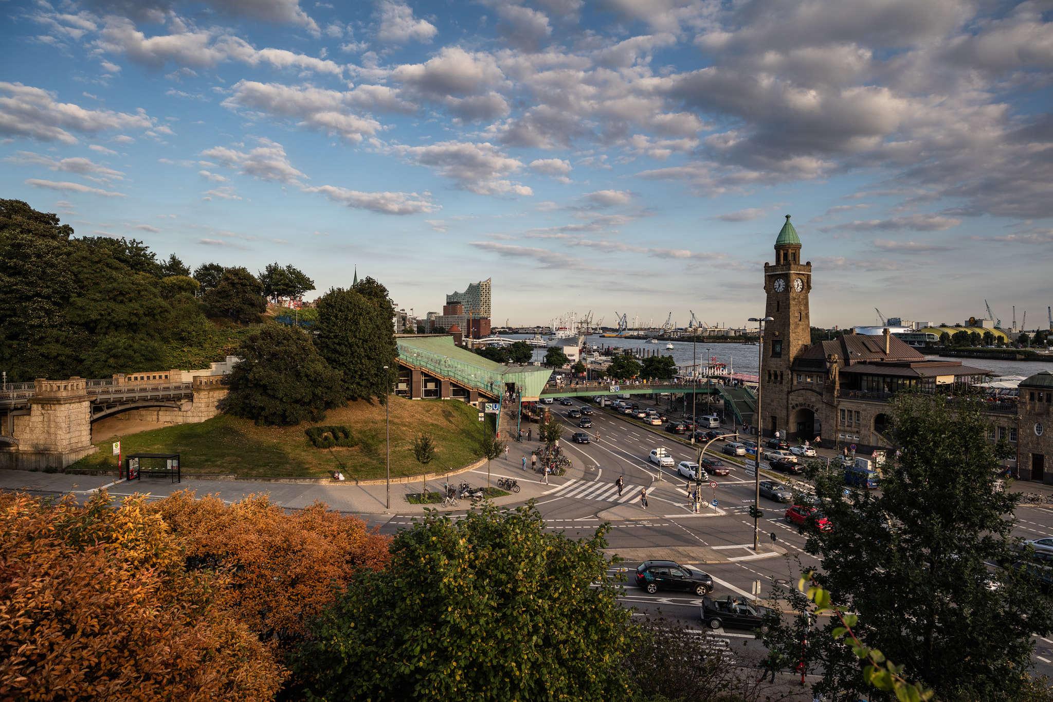 Canon EOS 5DS R + ZEISS Milvus 21mm F2.8 sample photo. View to the landungsbrücken in hamburg photography