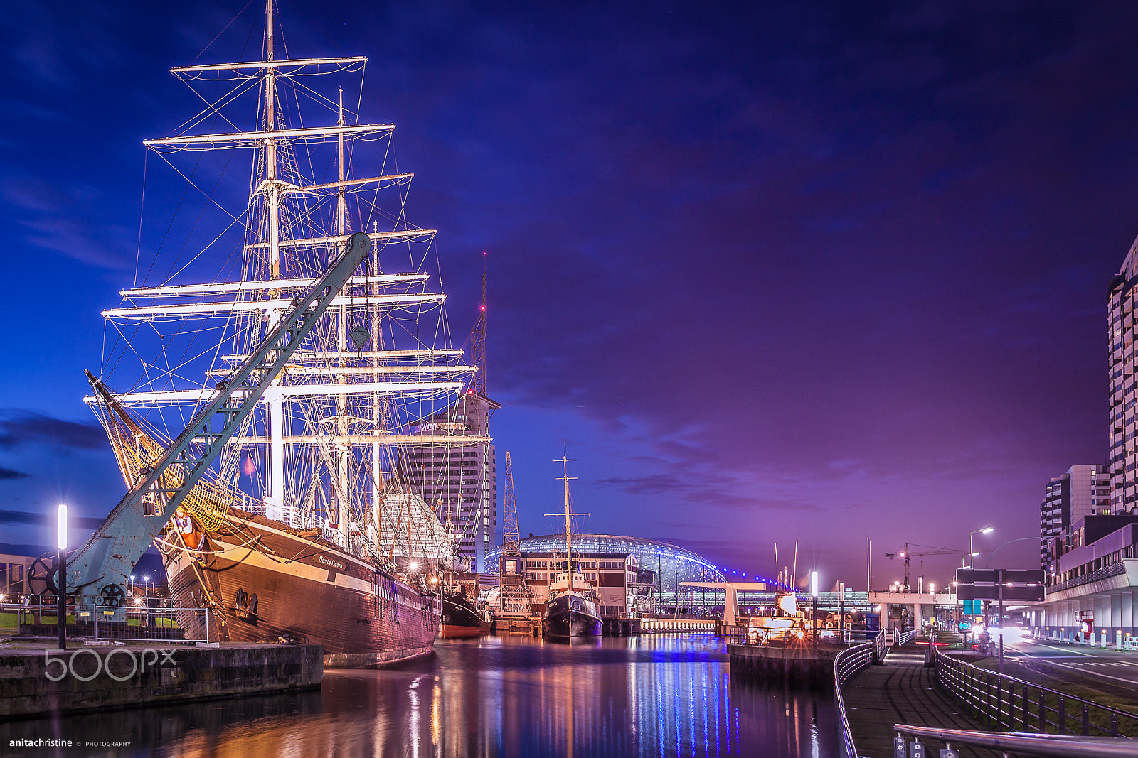 Canon EF 24-70mm F4L IS USM sample photo. Night in bremerhaven photography