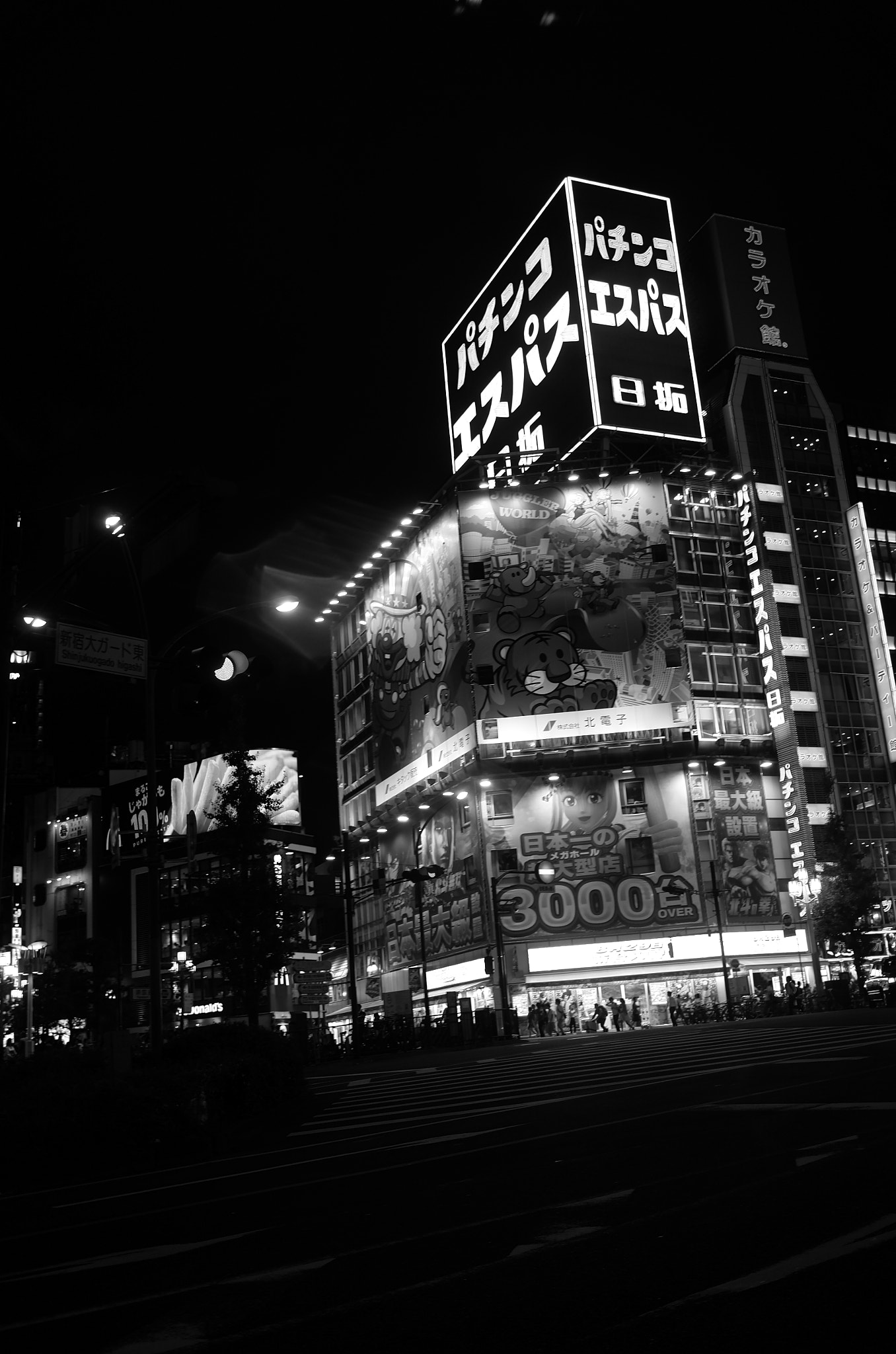 Summicron T 1:2 23 ASPH. sample photo. Shinjuku night photography