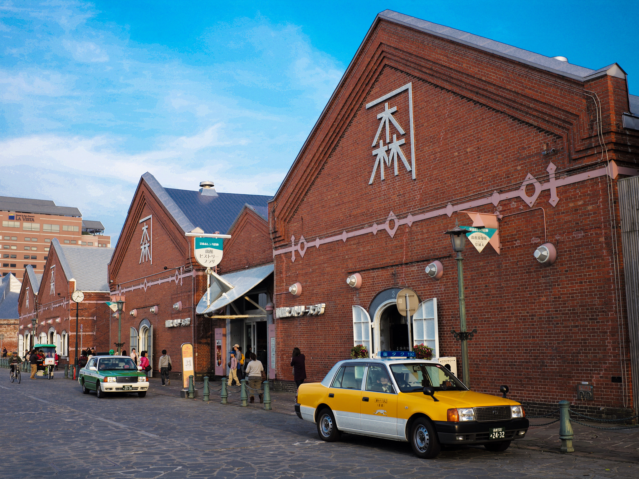 Leica M (Typ 240) + Summilux-M 1:1.4/35 sample photo. Red brick warehouse at hakodate photography