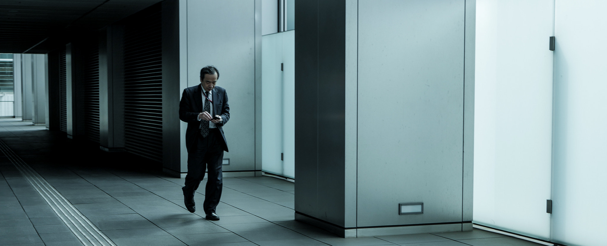 Panasonic Lumix DMC-GH4 + LUMIX G 25/F1.7 sample photo. Busy business man photography