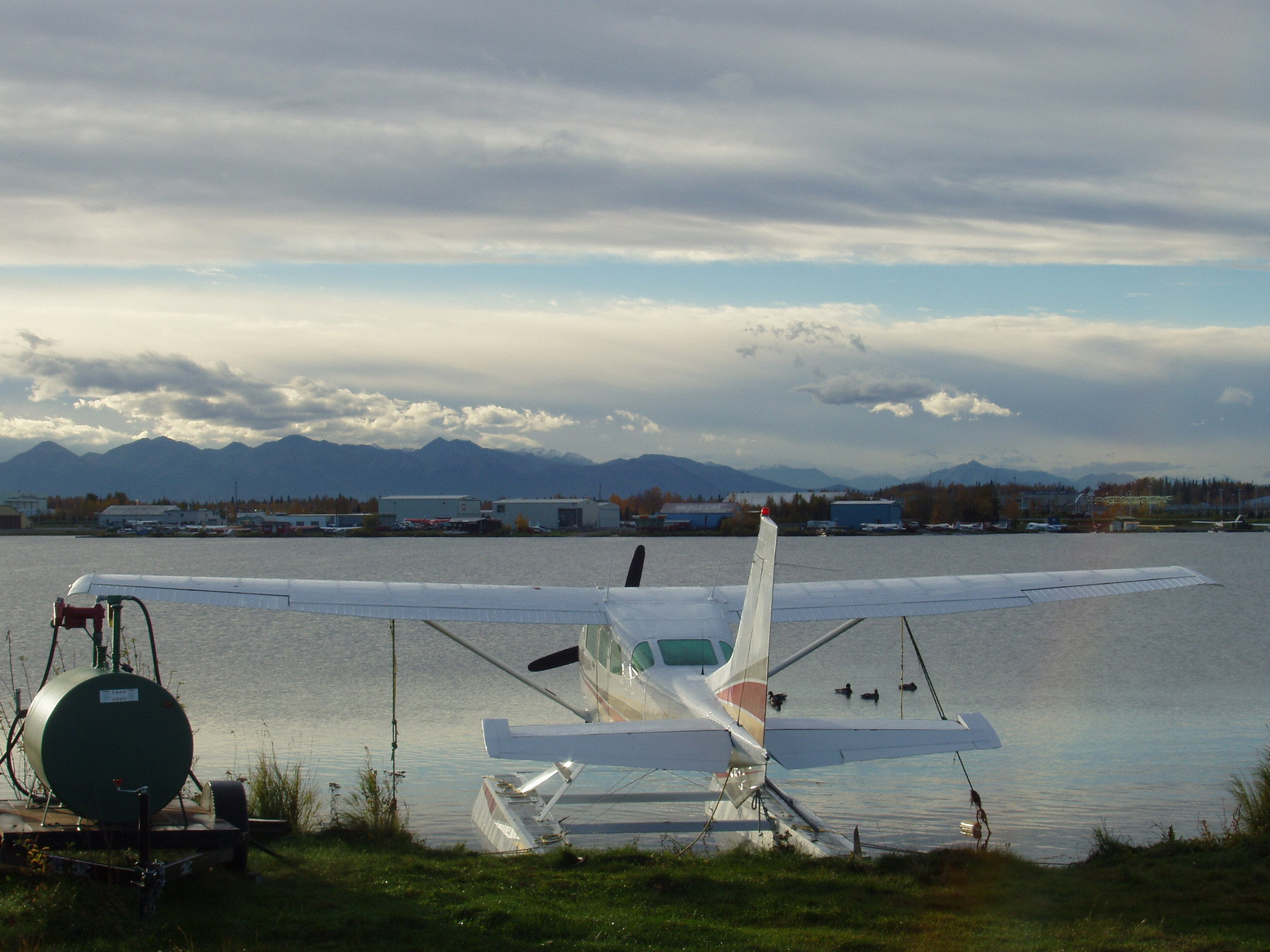 Olympus X-2,C-50Z sample photo. Floatplane resting photography