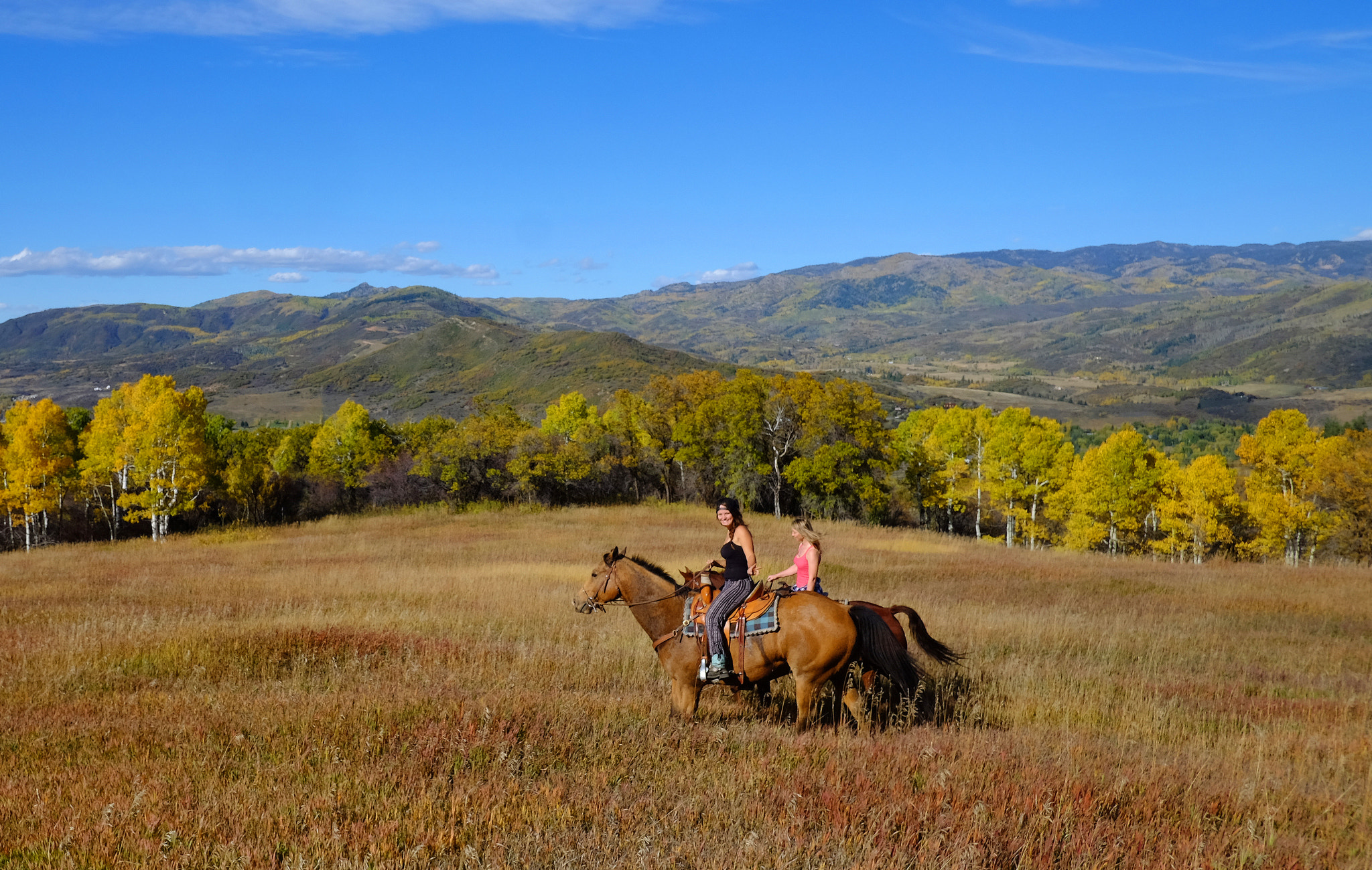 Fujifilm X-E2 + Fujifilm XF 18mm F2 R sample photo. Women on horseback riding trail in colorado photography