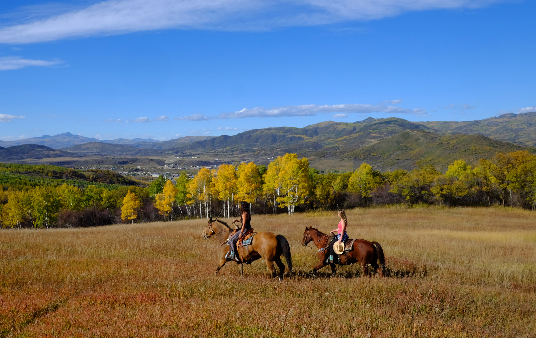 Fujifilm X-E2 + Fujifilm XF 18mm F2 R sample photo. Women on horseback riding trail in colorado photography