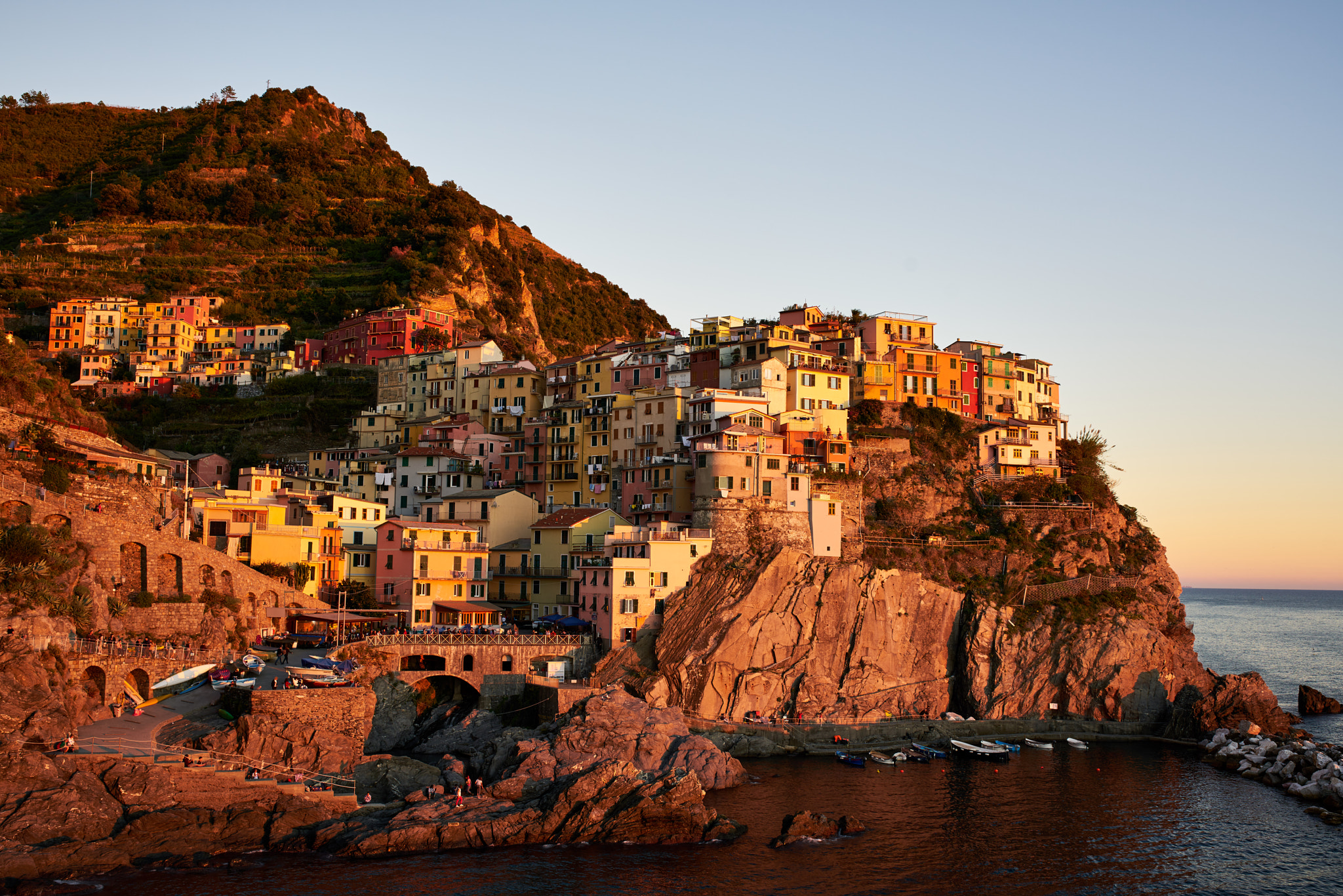 Sony a7R II + 35mm F1.4 sample photo. Sunset of manarola photography