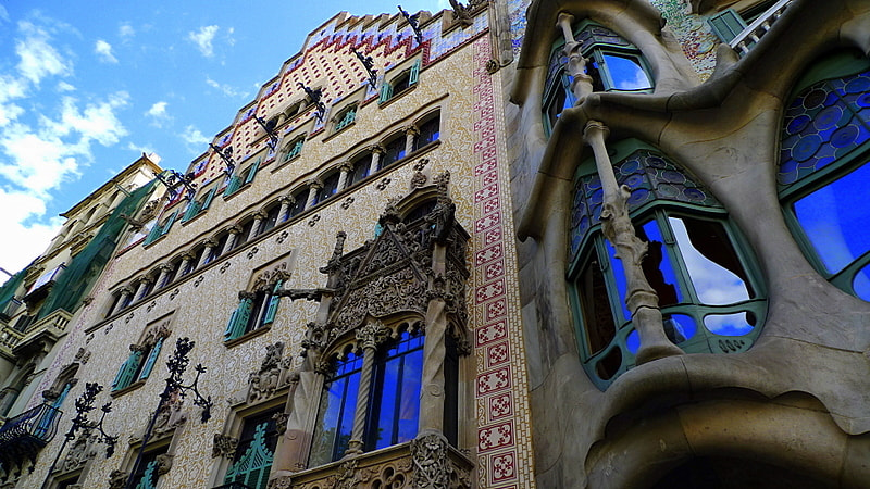 Leica D-LUX 4 sample photo. Gaudi barcelona photography