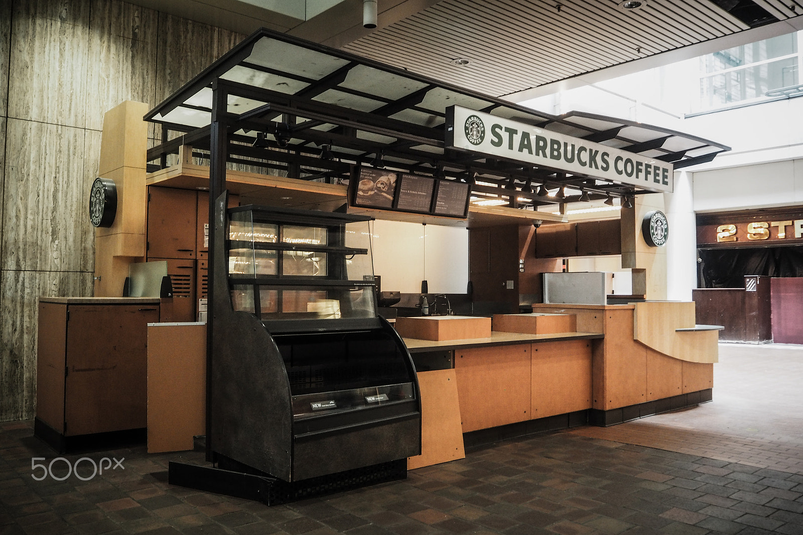 Olympus PEN E-PL7 + Olympus M.Zuiko Digital ED 14-42mm F3.5-5.6 EZ sample photo. Abandoned starbucks in philly photography