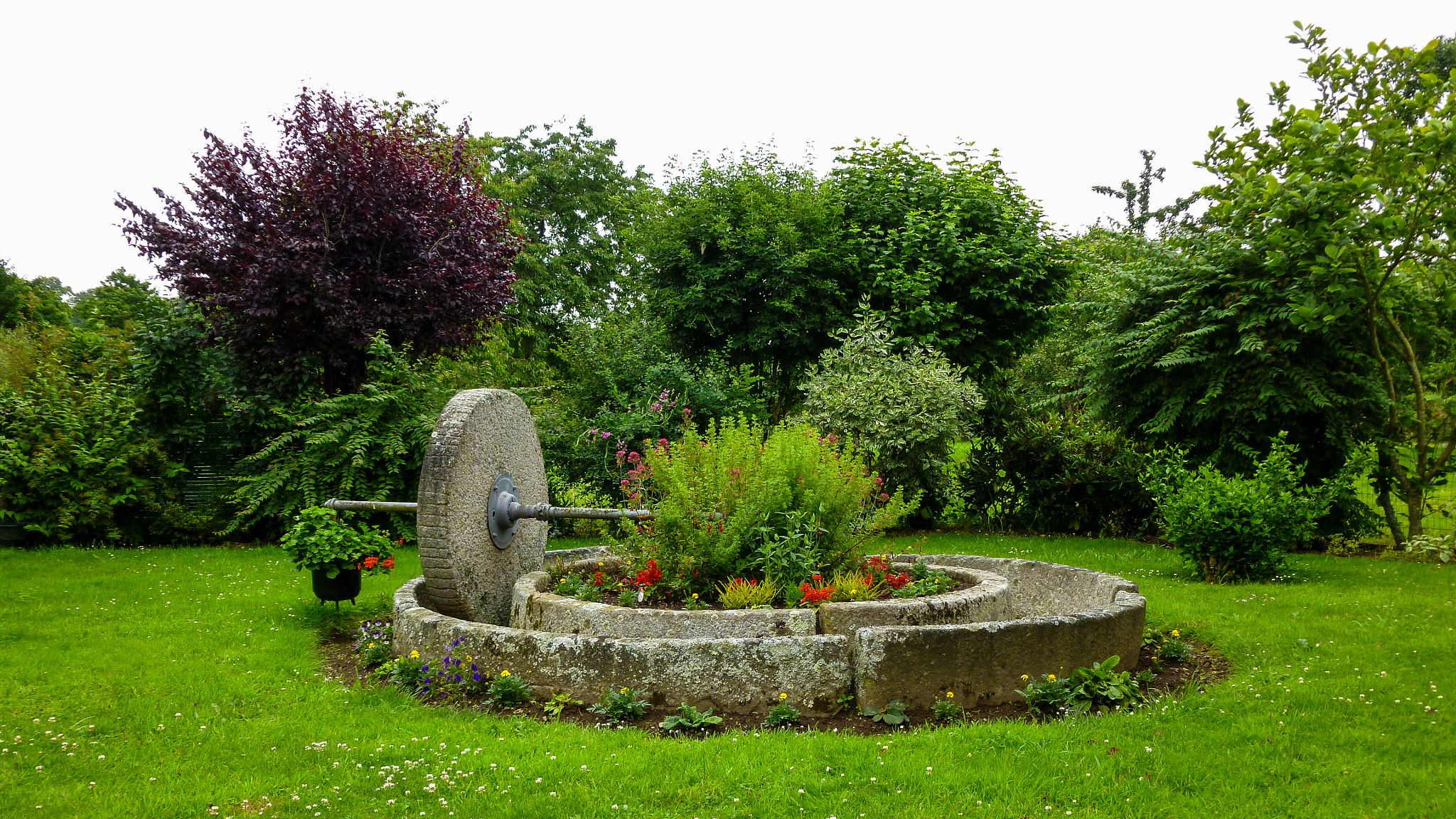 Panasonic Lumix DMC-FH25 (Lumix DMC-FS35) sample photo. Lonlay l'abbaye photography